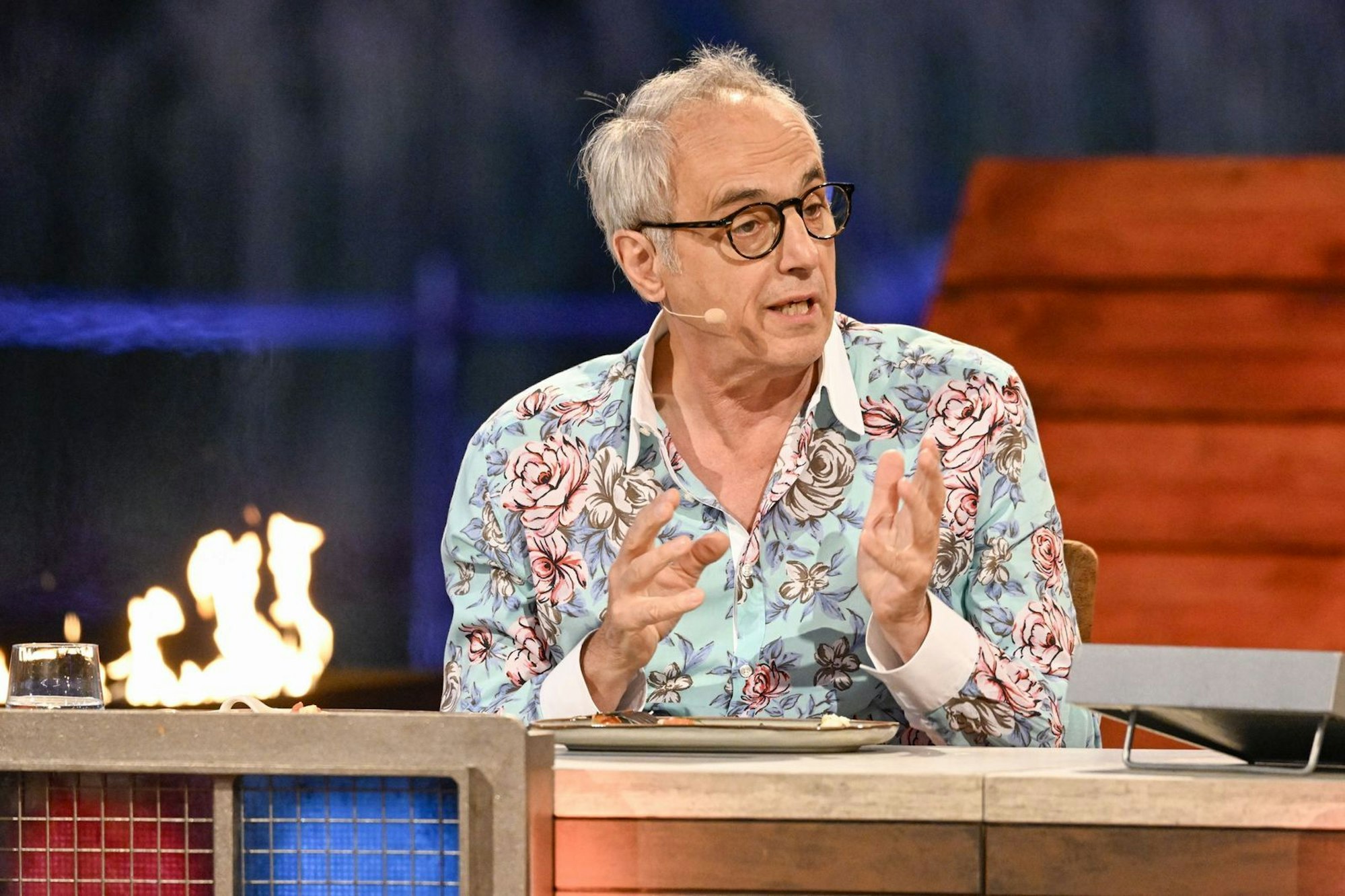 Bei der letzten Bewertung seiner GHD-Juror-Karriere gibt Christian Rach Henssler zehn Punkte und sichert so dessen 111:97-Sieg. (Bild: RTL/Markus Hertrich)