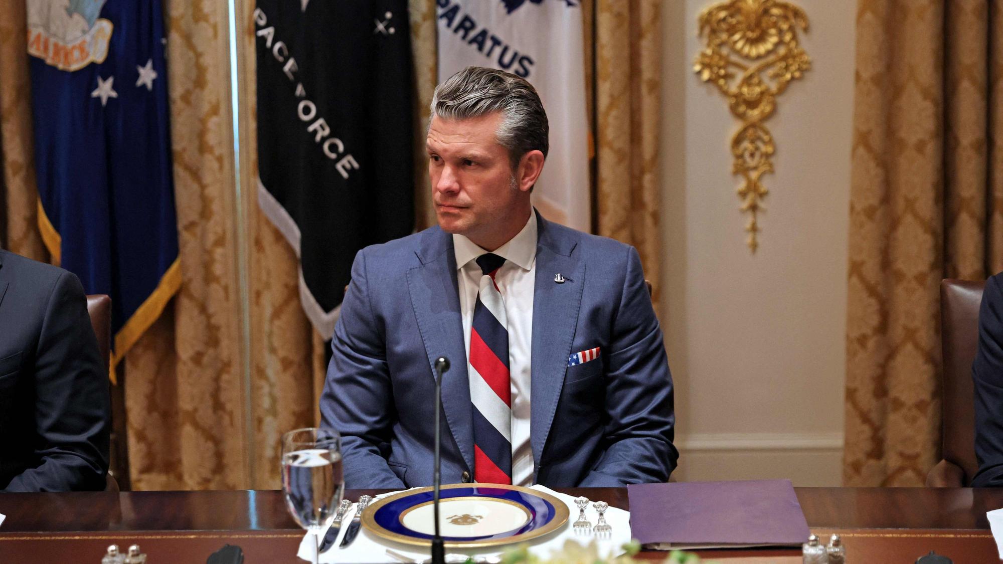 Pete Hegseths Krawatte ähnelte ausgerechnet bei einem Treffen mit dem ukrainischen Präsidenten der russischen Nationalflagge.