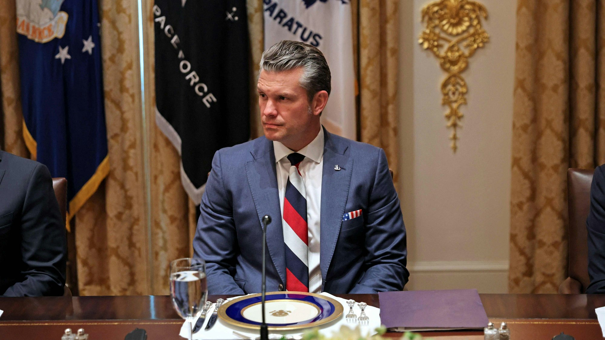 Pete Hegseths Krawatte ähnelte ausgerechnet bei einem Treffen mit dem ukrainischen Präsidenten der russischen Nationalflagge.