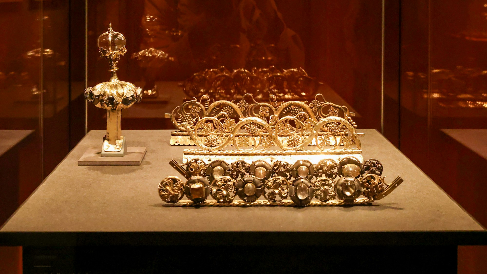 17.10.2025
Köln:
Die Kölner Domschatzkammer informiert über ihr 25-jähriges Jubiläum und ihre Sonderausstellung „Der Kaiserswerther Suitbertusschrein in Restaurierung“.
Foto: Martina Goyert