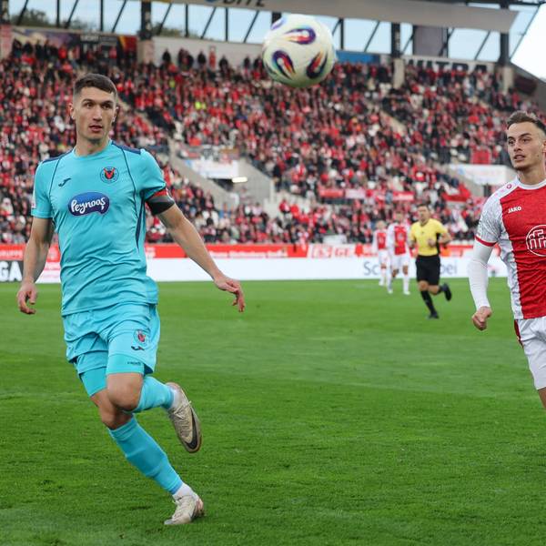 Christoph Greger, Marvin Obuz Rot-Weiss Essen - FC Viktoria Köln 18.10.2025 Christoph Greger 15, Viktoria Köln im Duell mit Marvin Obuz 10, RWE Rot-Weiss Essen RWE, Rot Weiß Essen gegen FC Viktoria Köln am 18. Oktober 2025 im Stadion an der Hafenstraße in Essen Nordrhein Westfalen / Deutschland / GER. Fußball 11. Spieltag der 3. Liga Saison 2025/2026. Endstand 1:0 vor 16.307 Zuschauer. *** Christoph Greger, Marvin Obuz Rot Weiss Essen FC Viktoria Köln 18 10 2025 Christoph Greger 15, Viktoria Köln in duel with Marvin Obuz 10, RWE Rot Weiss Essen RWE, Rot Weiß Essen vs FC Viktoria Köln on October 18, 2025 at Stadion an der Hafenstraße in Essen Nordrhein Westfalen Germany GER Soccer 11 Matchday of the 3 Liga Season 2025 2026 Final Score 1 0 in front of 16 307 Spectators