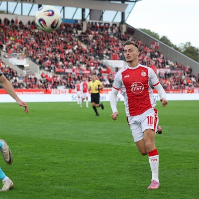 Christoph Greger, Marvin Obuz Rot-Weiss Essen - FC Viktoria Köln 18.10.2025 Christoph Greger 15, Viktoria Köln im Duell mit Marvin Obuz 10, RWE Rot-Weiss Essen RWE, Rot Weiß Essen gegen FC Viktoria Köln am 18. Oktober 2025 im Stadion an der Hafenstraße in Essen Nordrhein Westfalen / Deutschland / GER. Fußball 11. Spieltag der 3. Liga Saison 2025/2026. Endstand 1:0 vor 16.307 Zuschauer. *** Christoph Greger, Marvin Obuz Rot Weiss Essen FC Viktoria Köln 18 10 2025 Christoph Greger 15, Viktoria Köln in duel with Marvin Obuz 10, RWE Rot Weiss Essen RWE, Rot Weiß Essen vs FC Viktoria Köln on October 18, 2025 at Stadion an der Hafenstraße in Essen Nordrhein Westfalen Germany GER Soccer 11 Matchday of the 3 Liga Season 2025 2026 Final Score 1 0 in front of 16 307 Spectators