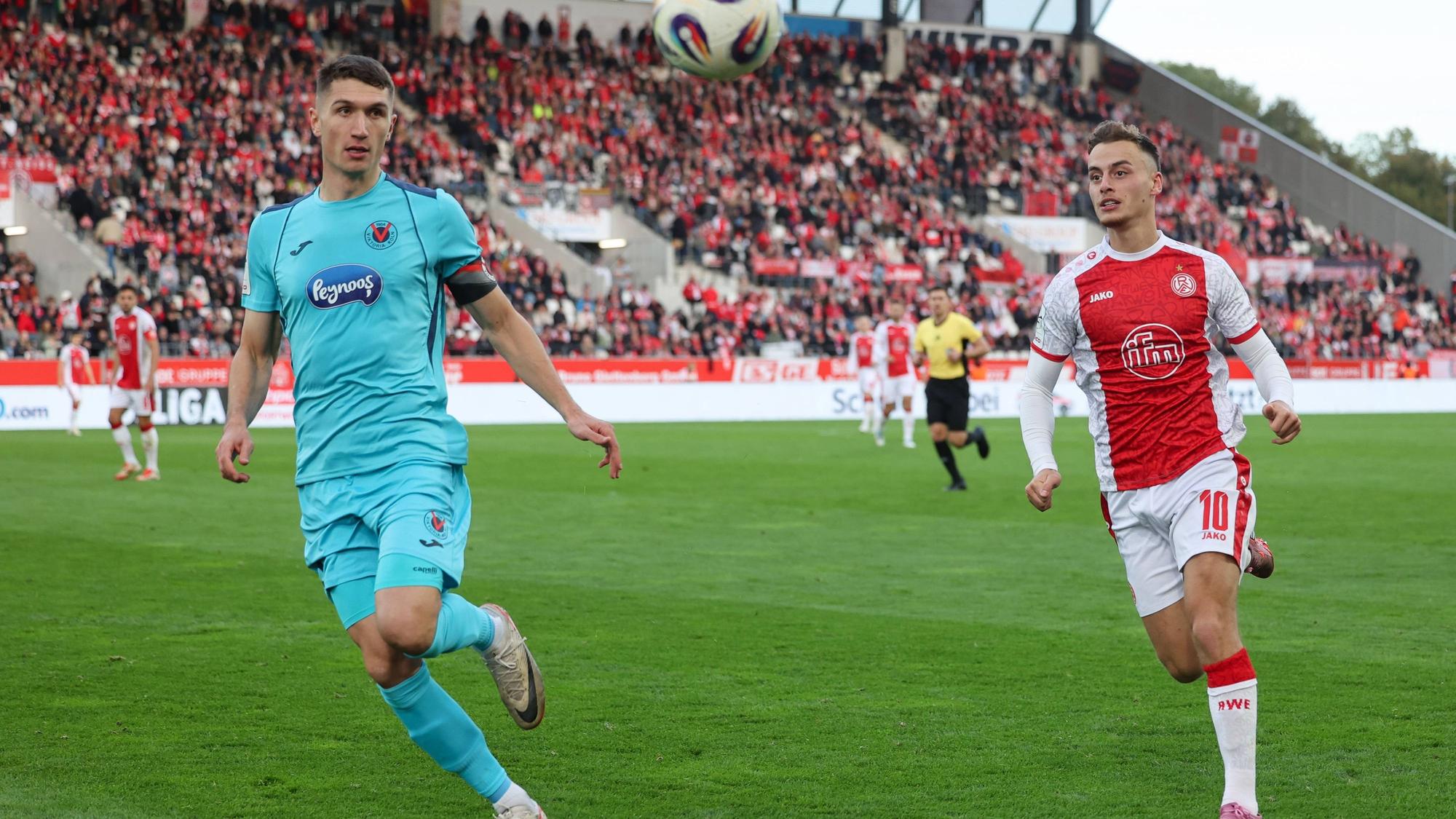 Christoph Greger, Marvin Obuz Rot-Weiss Essen - FC Viktoria Köln 18.10.2025 Christoph Greger 15, Viktoria Köln im Duell mit Marvin Obuz 10, RWE Rot-Weiss Essen RWE, Rot Weiß Essen gegen FC Viktoria Köln am 18. Oktober 2025 im Stadion an der Hafenstraße in Essen Nordrhein Westfalen / Deutschland / GER. Fußball 11. Spieltag der 3. Liga Saison 2025/2026. Endstand 1:0 vor 16.307 Zuschauer. *** Christoph Greger, Marvin Obuz Rot Weiss Essen FC Viktoria Köln 18 10 2025 Christoph Greger 15, Viktoria Köln in duel with Marvin Obuz 10, RWE Rot Weiss Essen RWE, Rot Weiß Essen vs FC Viktoria Köln on October 18, 2025 at Stadion an der Hafenstraße in Essen Nordrhein Westfalen Germany GER Soccer 11 Matchday of the 3 Liga Season 2025 2026 Final Score 1 0 in front of 16 307 Spectators
