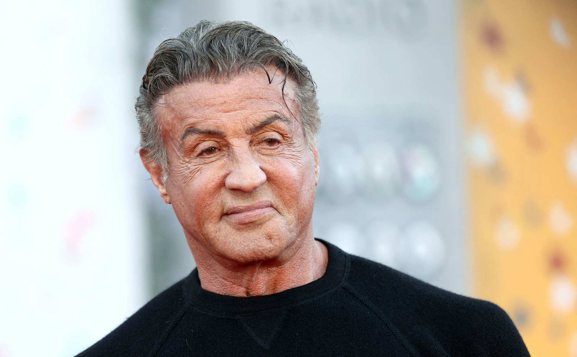 Sylvester Stallone nahm vieles auf sich, um sich den Traum von der Schauspielkarriere zu erfüllen: Nachdem er aus seiner Wohnung geflogen war, musste Stallone einige Nächte an einer Bushaltestelle in New York schlafen. (Bild: Matt Winkelmeyer/Getty Images)