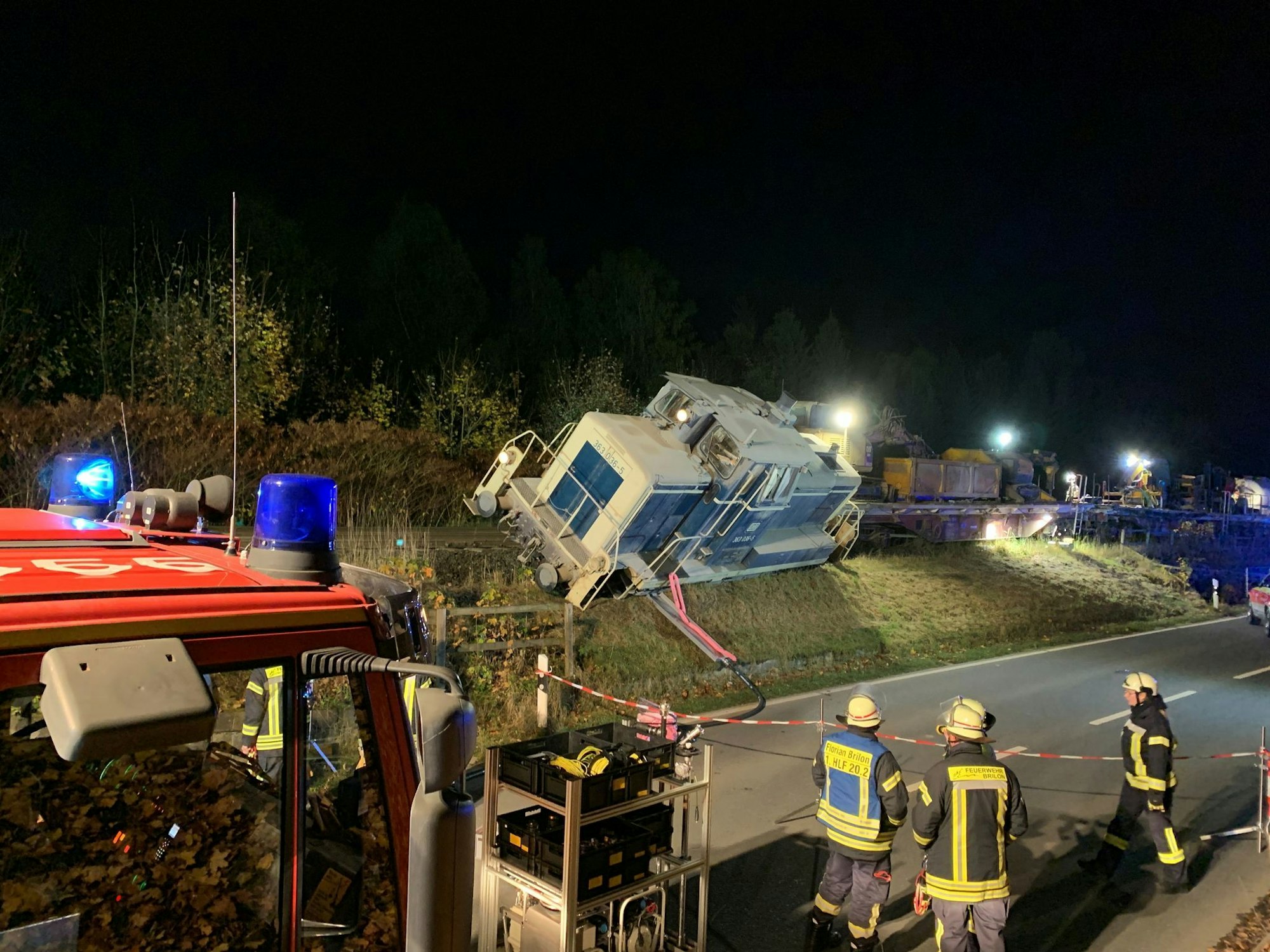 Eine Güterzuglok ist im Hochsauerlandkreis an einer Bundesstraße entgleist. Dabei gab es keine Verletzten.