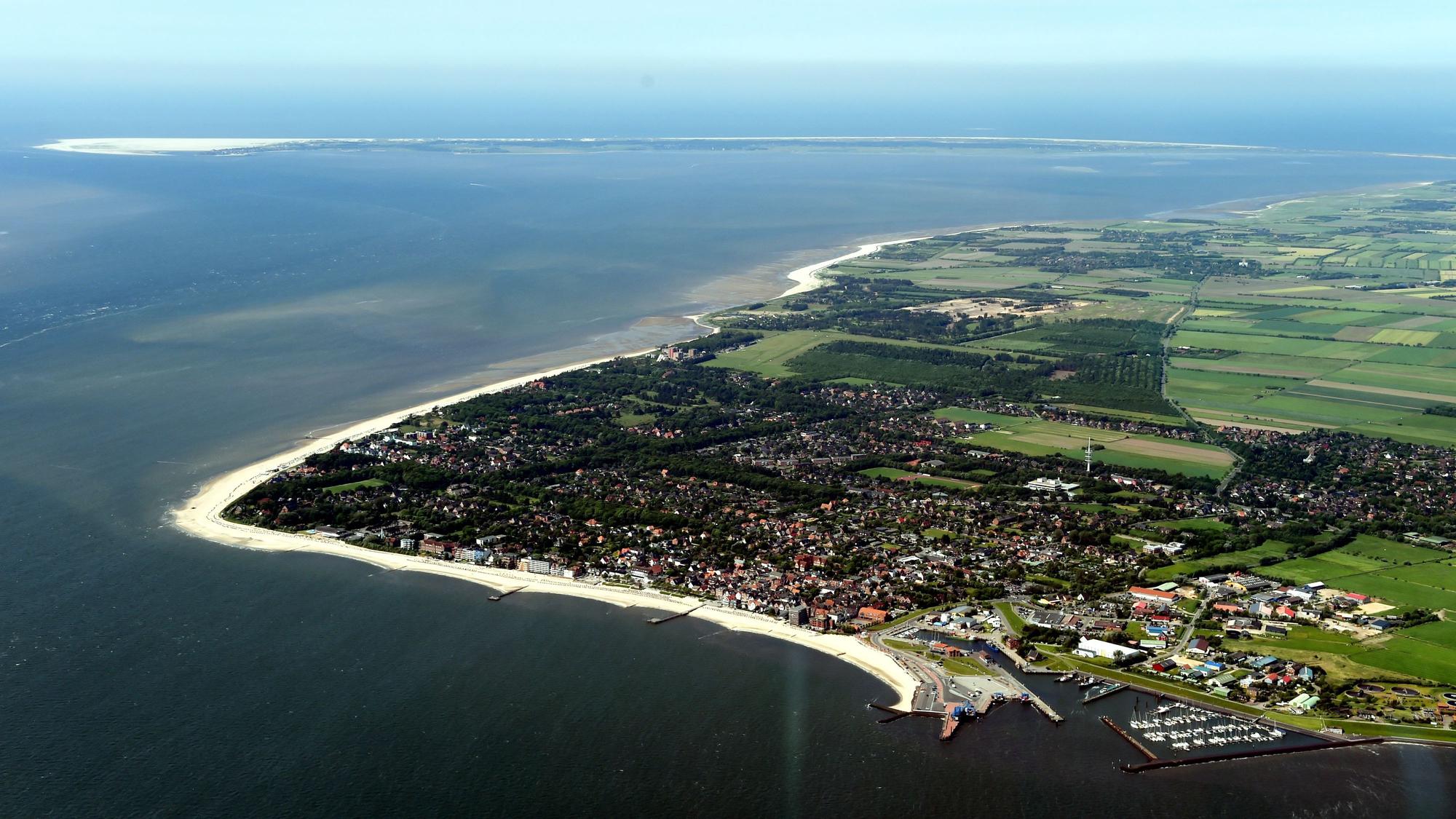 Die Luftaufnahme zeigt die Insel Föhr vor der Nordseeküste von Schleswig-Holstein.