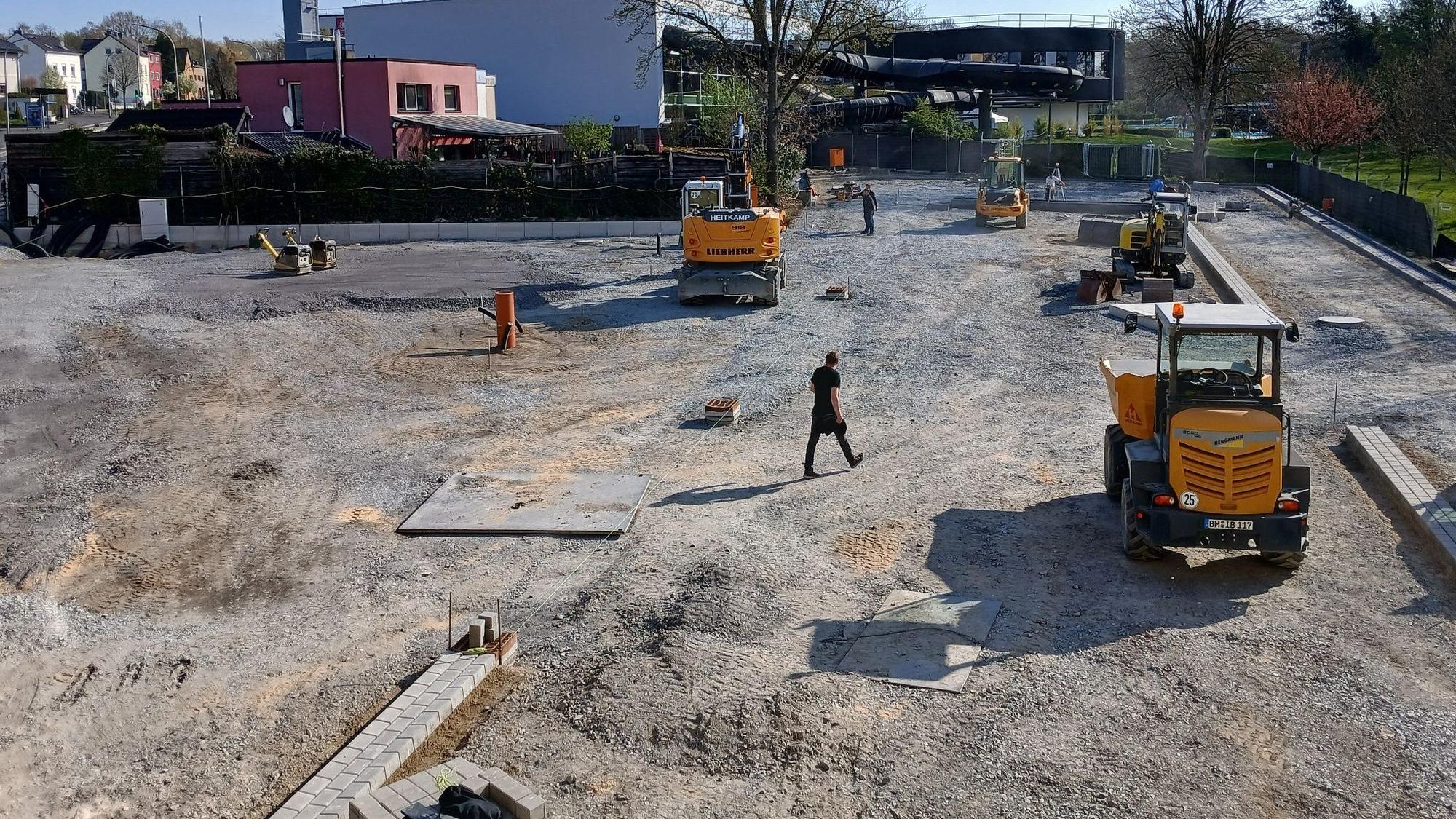 Parken in Siegburg, über einem neuen Regenrückhaltebecken an der Zeithstraße wird eine Parkpalette gebaut.