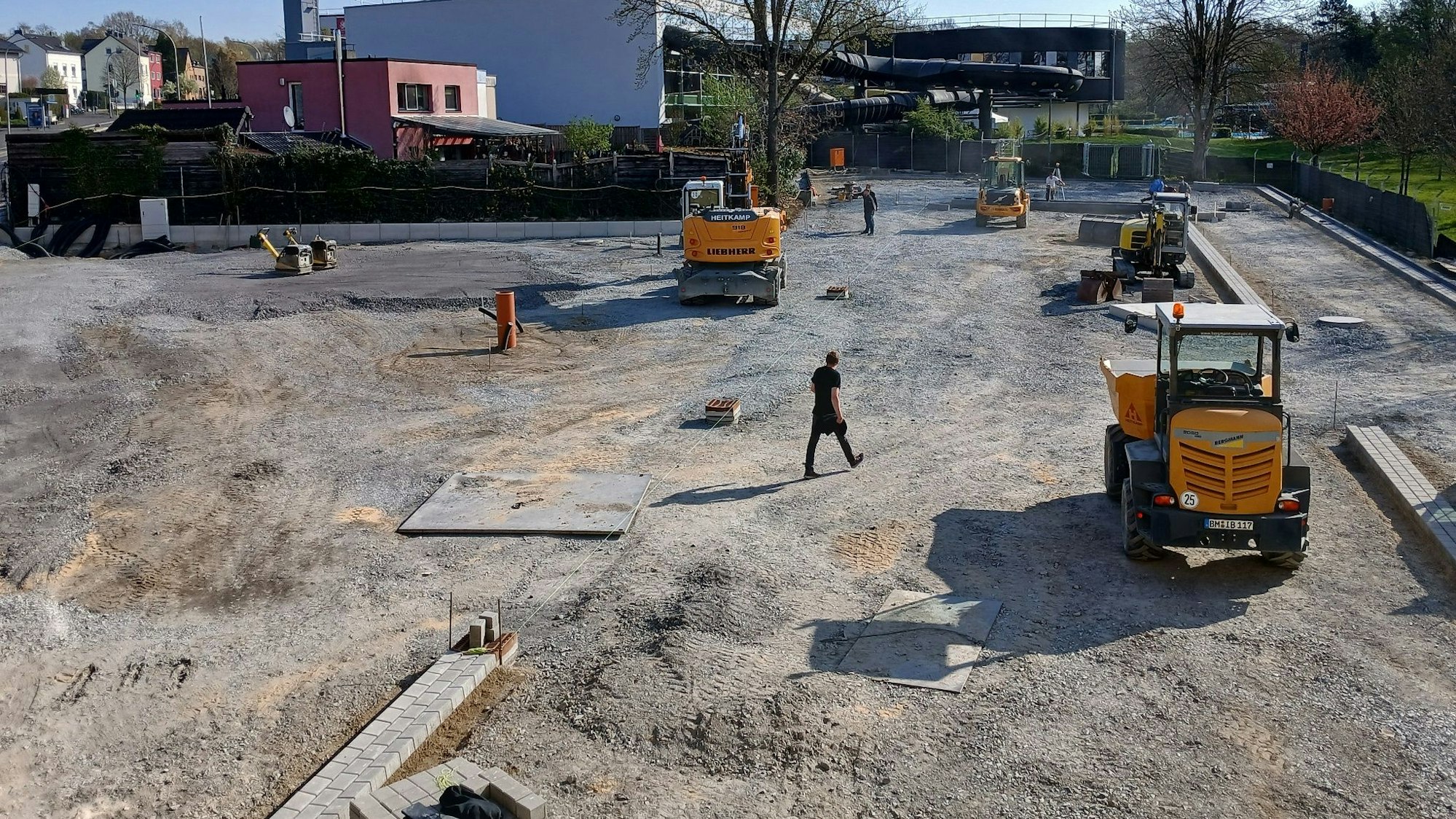 Parken in Siegburg, über einem neuen Regenrückhaltebecken an der Zeithstraße wird eine Parkpalette gebaut.