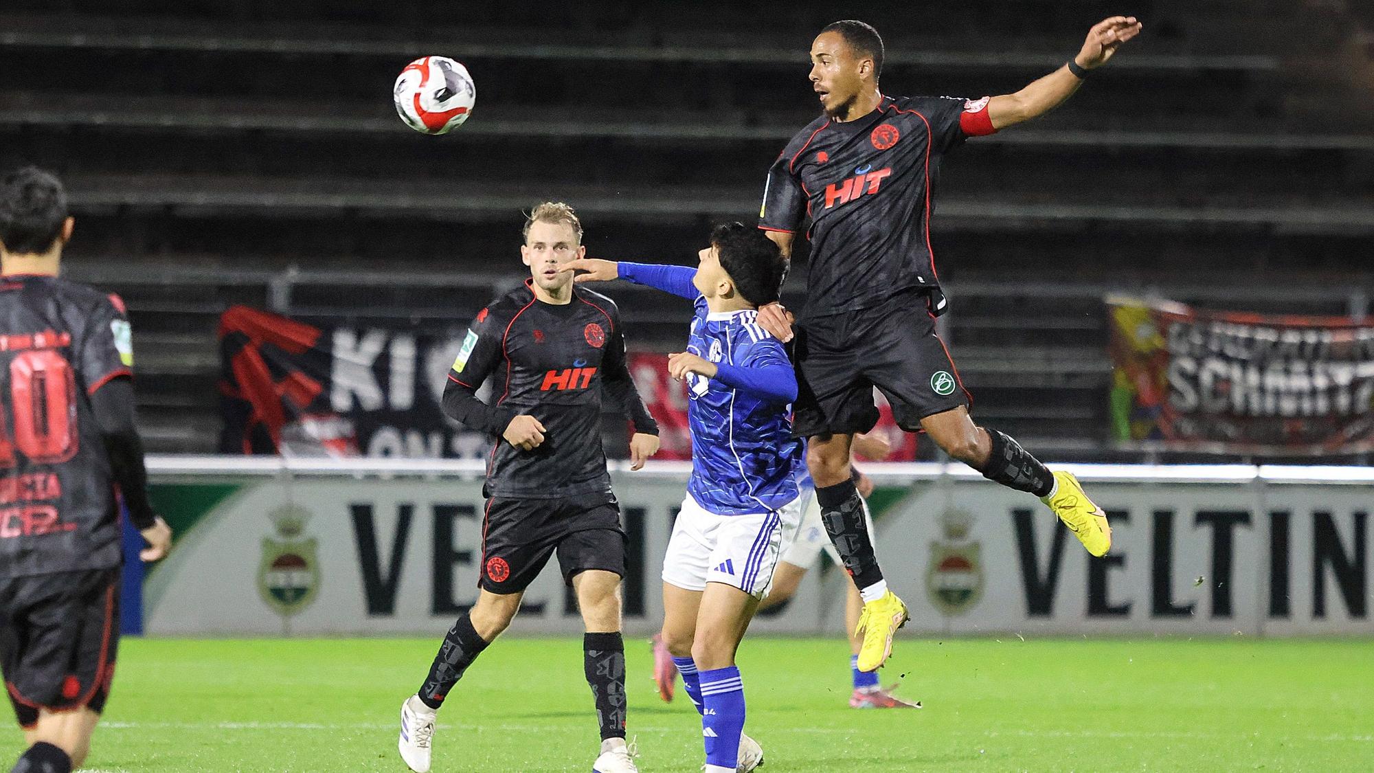 Regionalliga West: FC Schalke 04 U23 - SC Fortuna Koeln ** NUR FÜR REDAKTIONELLE ZWECKE ** EDITORIAL USE ONLY **Fussball Regionalliga West 12.Spieltag Freitag 17.10.2025 Parkstadion Gelsenkirchen FC Schalke 04 II - SC Fortuna Koeln Im Bild in der Mitte Vincenzo Onofrietti (S04 U23) und in der Luft Robin Afamefuna (Fortuna Koeln) Deutschland Gelsenkirchen Copyright: StefanxRittershaus *** Regionalliga West FC Schalke 04 U23 SC Fortuna Koeln FOR EDITORIAL PURPOSES ONLY p Soccer Regionalliga West 12 Matchday Friday 17 10 2025 Parkstadion Gelsenkirchen FC Schalke 04 II SC Fortuna Koeln In the picture in the middle Vincenzo Onofrietti S04 U23 and in the air Robin Afamefuna Fortuna Koeln Germany Gelsenkirchen Copyright StefanxRi Copyright: StefanxRittershaus doc82v5nfdwvrau9tidiyg ,EDITORIAL USE ONLY
