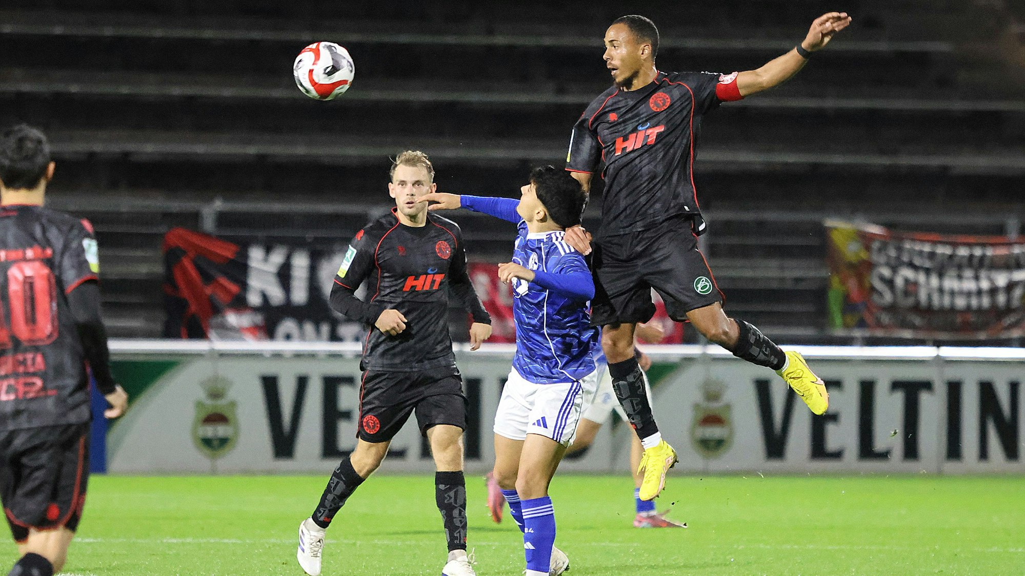 Regionalliga West: FC Schalke 04 U23 - SC Fortuna Koeln ** NUR FÜR REDAKTIONELLE ZWECKE ** EDITORIAL USE ONLY **Fussball Regionalliga West 12.Spieltag Freitag 17.10.2025 Parkstadion Gelsenkirchen FC Schalke 04 II - SC Fortuna Koeln Im Bild in der Mitte Vincenzo Onofrietti (S04 U23) und in der Luft Robin Afamefuna (Fortuna Koeln) Deutschland Gelsenkirchen Copyright: StefanxRittershaus *** Regionalliga West FC Schalke 04 U23 SC Fortuna Koeln FOR EDITORIAL PURPOSES ONLY p Soccer Regionalliga West 12 Matchday Friday 17 10 2025 Parkstadion Gelsenkirchen FC Schalke 04 II SC Fortuna Koeln In the picture in the middle Vincenzo Onofrietti S04 U23 and in the air Robin Afamefuna Fortuna Koeln Germany Gelsenkirchen Copyright StefanxRi Copyright: StefanxRittershaus doc82v5nfdwvrau9tidiyg ,EDITORIAL USE ONLY