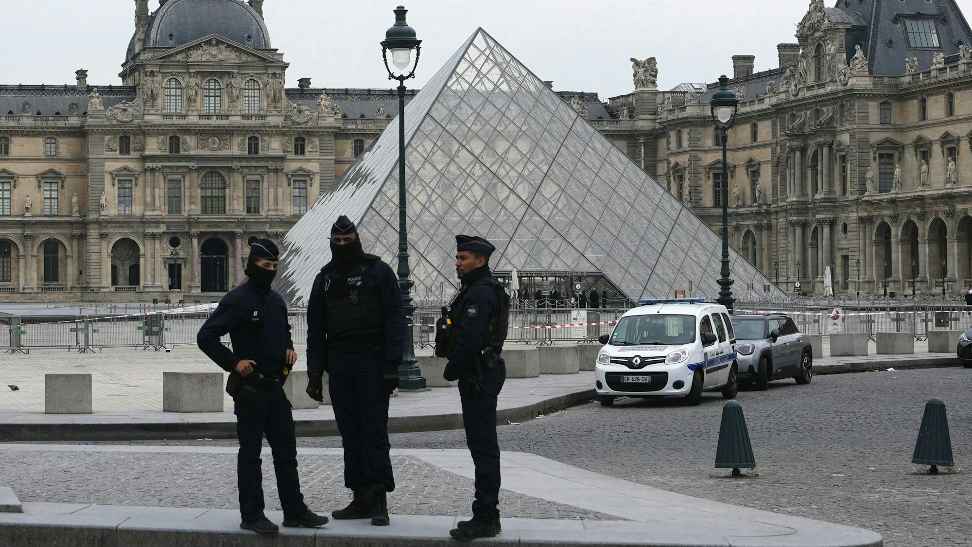 Polizisten stehen am Louvre.