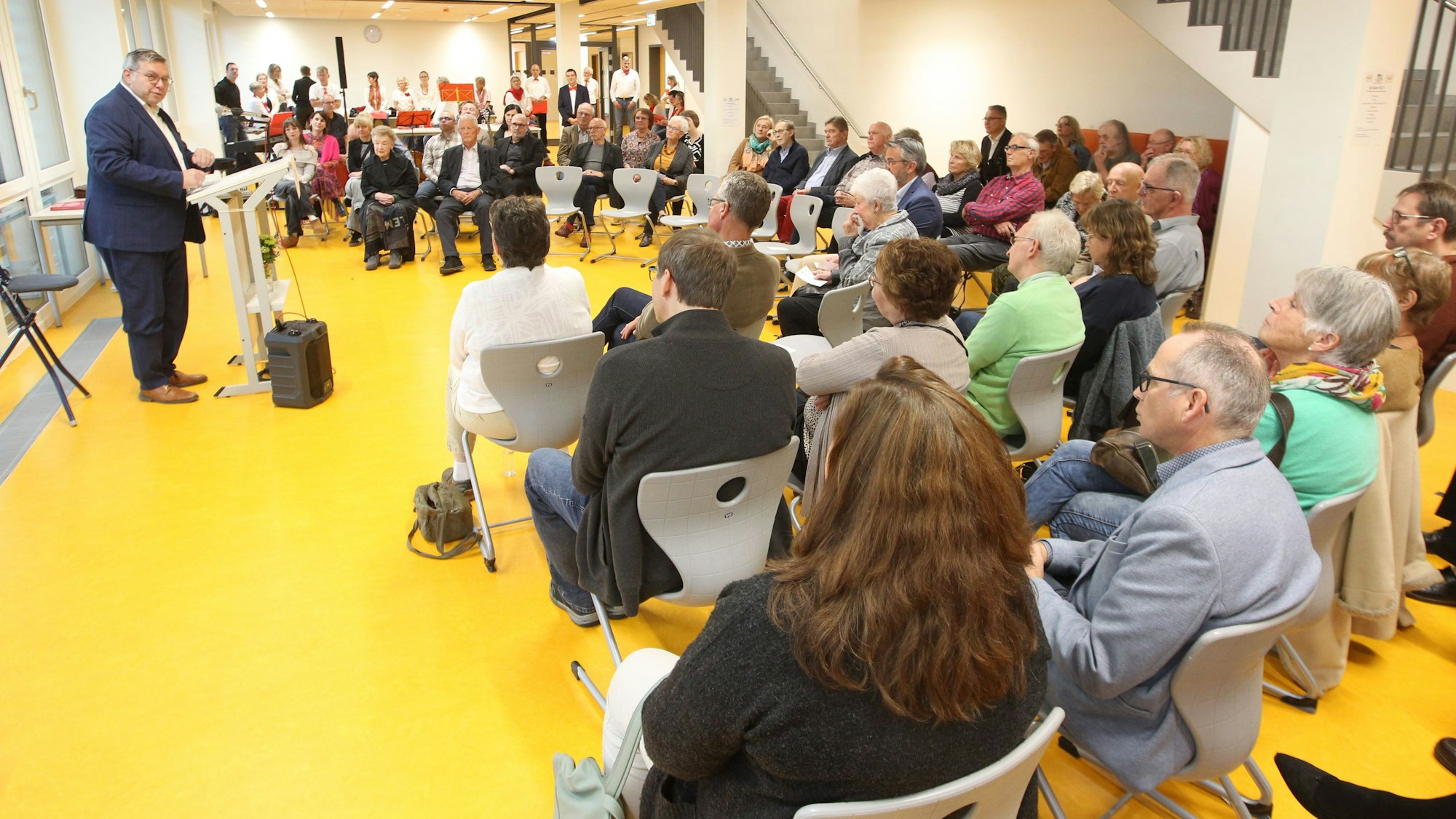 In seiner Ansprache blickte der Vorsitzende Hans-Jürgen Parpart (l.) auf 40 Jahre Heimat- und Geschichtsverein Neunkirchen-Seelscheid zurück.