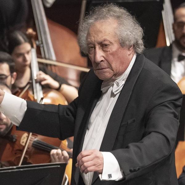 Ahmed El Saedi dirigiert sein Orchester.