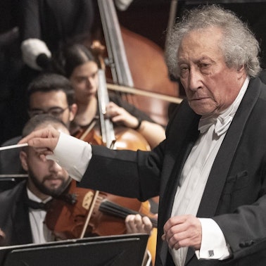 Ahmed El Saedi dirigiert sein Orchester.