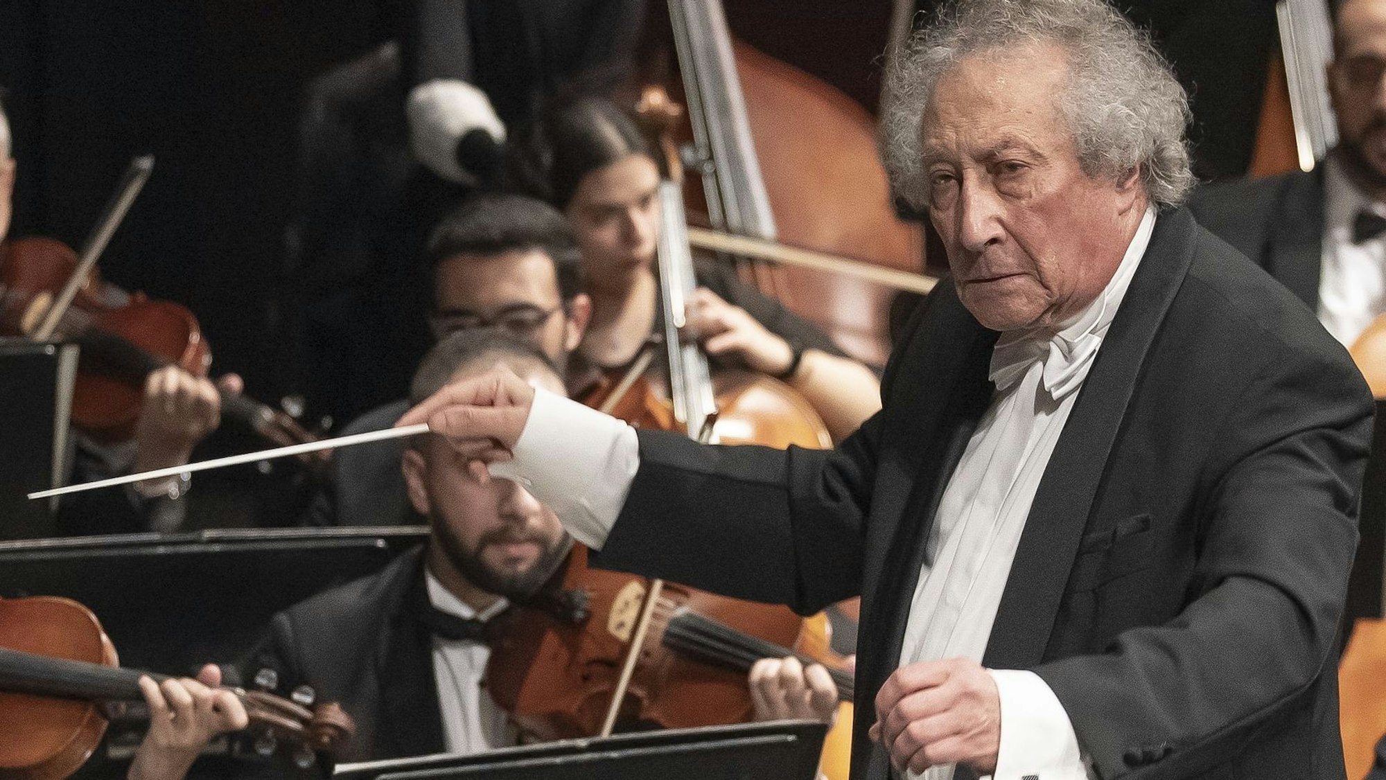 Ahmed El Saedi dirigiert sein Orchester.