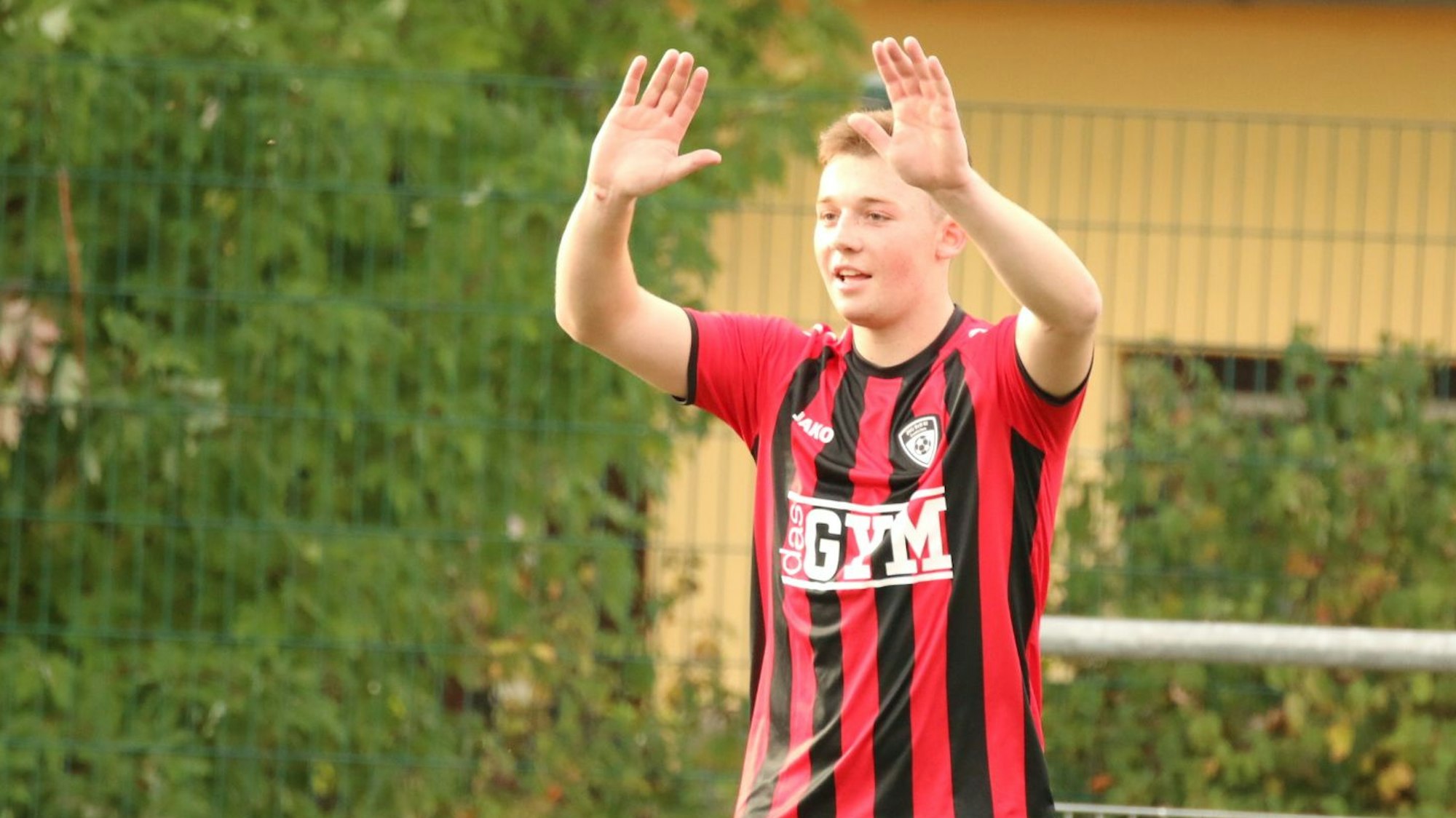 Ben Bungart hebt beide Hände und wartet auf Spieler, die mit ihm abklatschen.