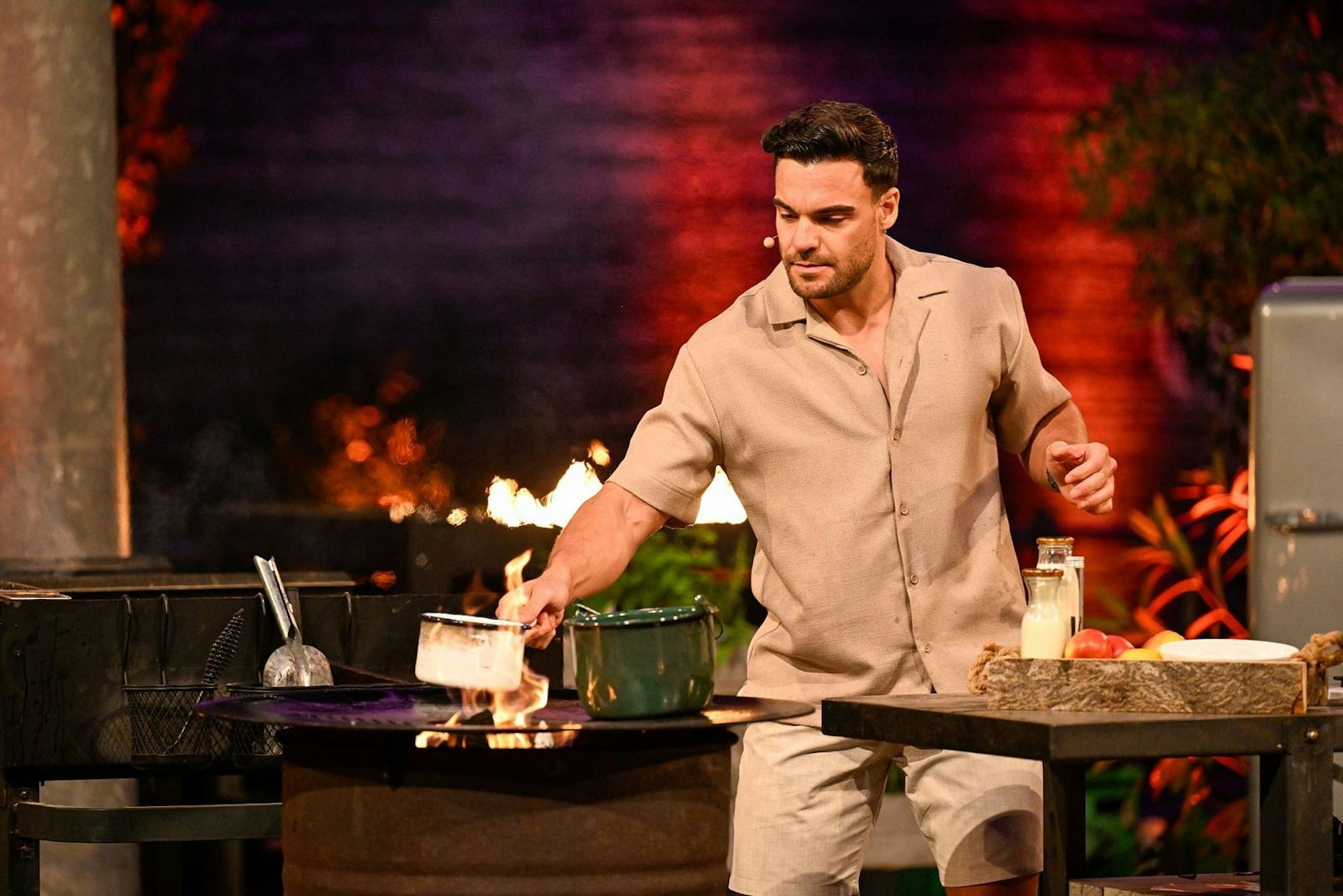 Stefano Zarrella fordert Henssler zur Nachspeise „Tortilla-Taschen mit Äpfeln und Vanillesauce“ heraus. (Bild: RTL/Markus Hertrich)