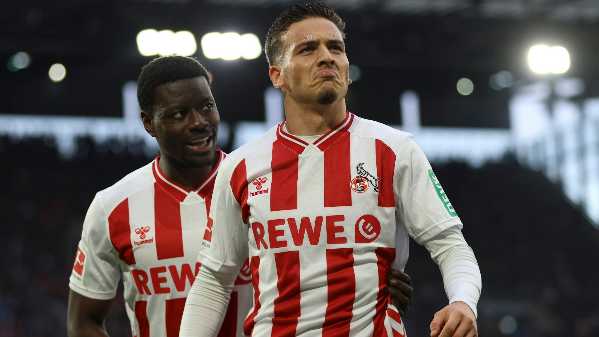 Said El Mala und Ragnar Ache feiern den Kölner Ausgleich gegen Ausgsburg.