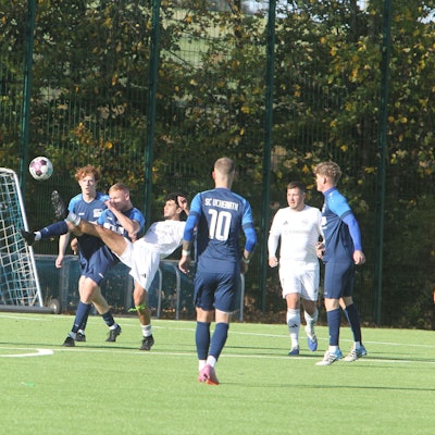 Der SC Uckerath um Johannes Grünig (Zweiter von links) kassiert eine bittere Heimpleite.