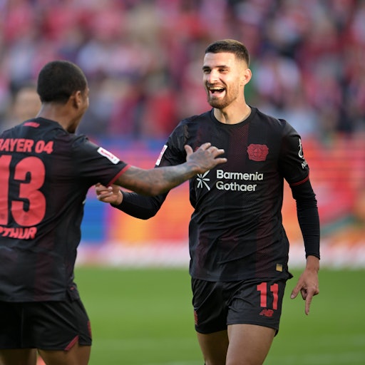 Martin Terrier und Arthur jubeln nach dem Tor zum 4:2.