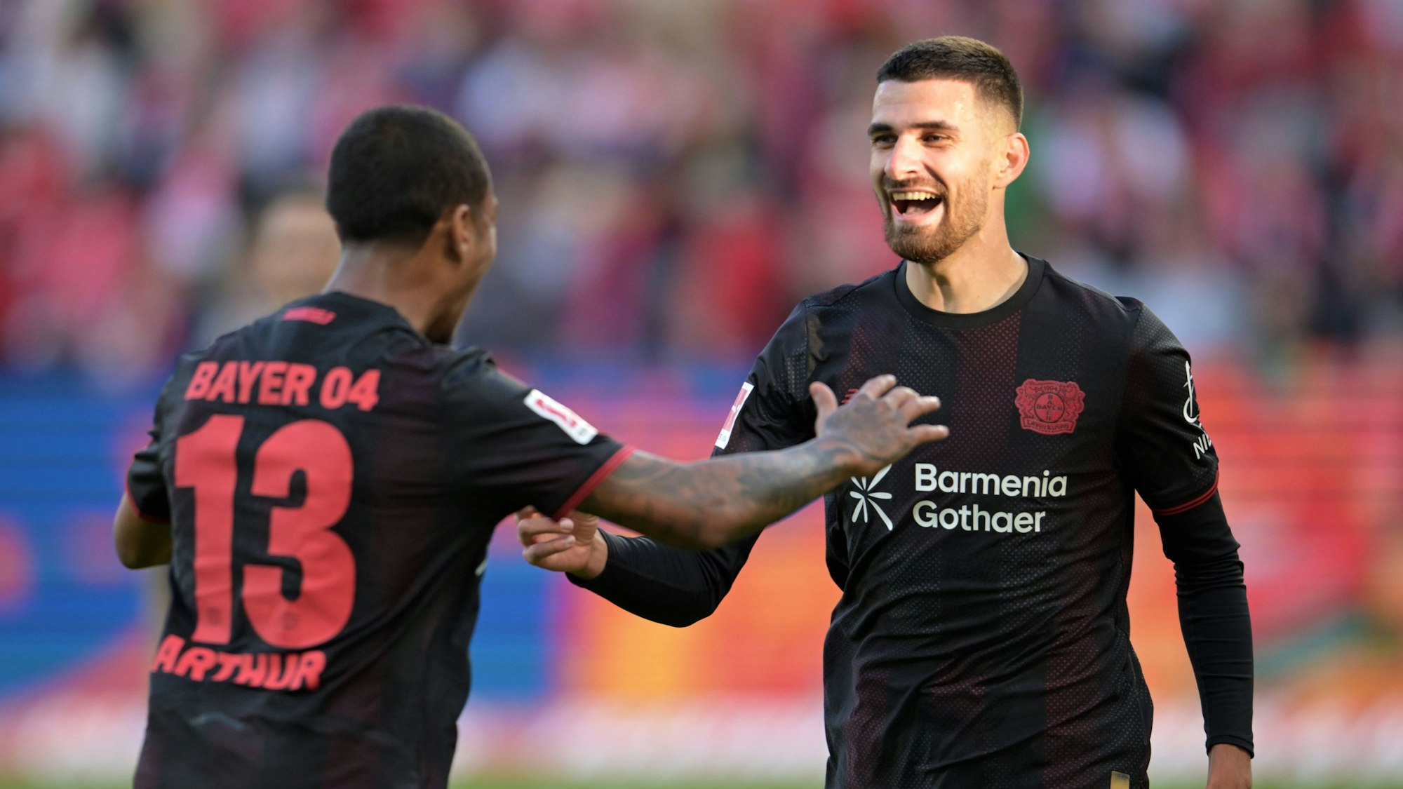 Martin Terrier und Arthur jubeln nach dem Tor zum 4:2.