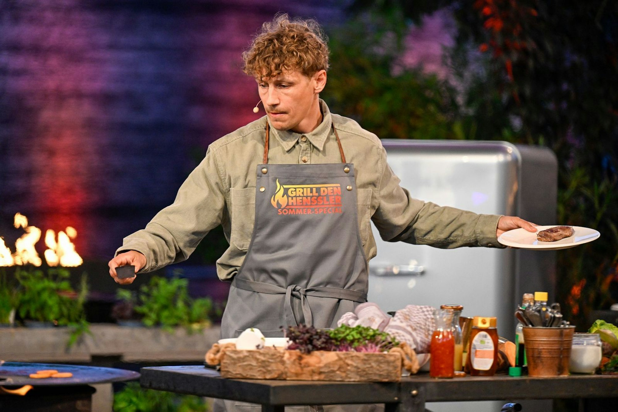Tim Bendzko hat sich eine wahre Mammut-Vorspeise vorgenommen. Er will gleich vier Starter aus Feta, Lachs, Garnelen und Reh zubereiten. (Bild: RTL/Markus Hertrich)