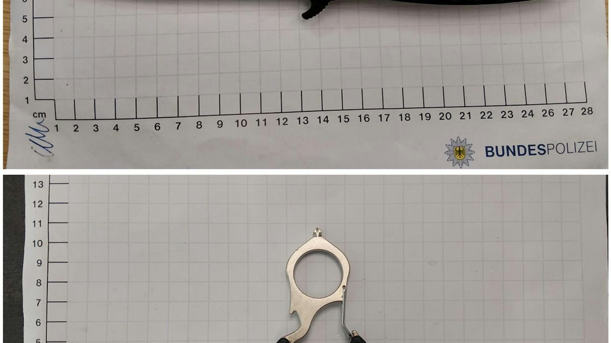 Ein schwarzer Schlagring und ein Messer liegen auf einem Tisch.