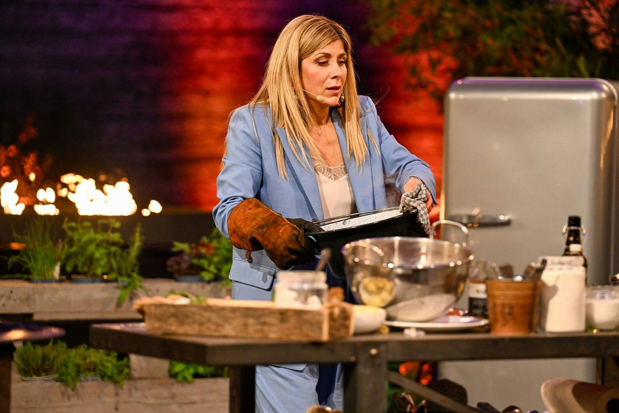 Panagiota Petridou sprang kurzfristig für eine Kollegin ein. Sie bereitet die Hauptspeise (griechische Kohlrouladen mit Kartoffelstampf) zu. (Bild: RTL/Markus Hertrich)