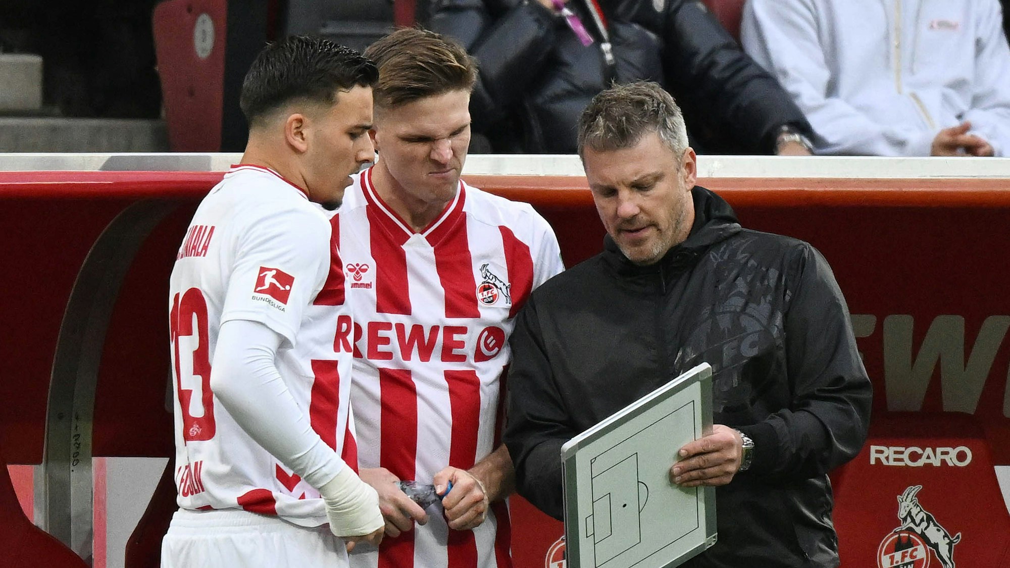 18.10.2025, xophax, Fussball 1.Bundesliga Saison 2025 / 2026 1.FC Köln Rhein Energie Stadion 1.FC Köln gegen FC Augsburg Said El Mala 1.FC Köln , links und Marius Bülter 1.FC. Köln , mitte vor Ihrer Einwechslung mit Trainer Lukas Kwasniok , rechts DFL/DFB REGULATIONS PROHIBIT ANY USE OF PHOTOGRAPHS as IMAGE SEQUENCES and/or QUASI-VIDEO Köln *** 18 10 2025, xophax, Soccer 1 Bundesliga Season 2025 2026 1 FC Köln Rhein Energie Stadion 1 FC Köln vs FC Augsburg Said El Mala 1 FC Köln , left and Marius Bülter 1 FC Köln , center before your substitution with coach Lukas Kwasniok , right DFL DFB REGULATIONS PROHIBIT ANY USE OF PHOTOGRAPHS as IMAGE SEQUENCES and or QUASI VIDEO Köln
