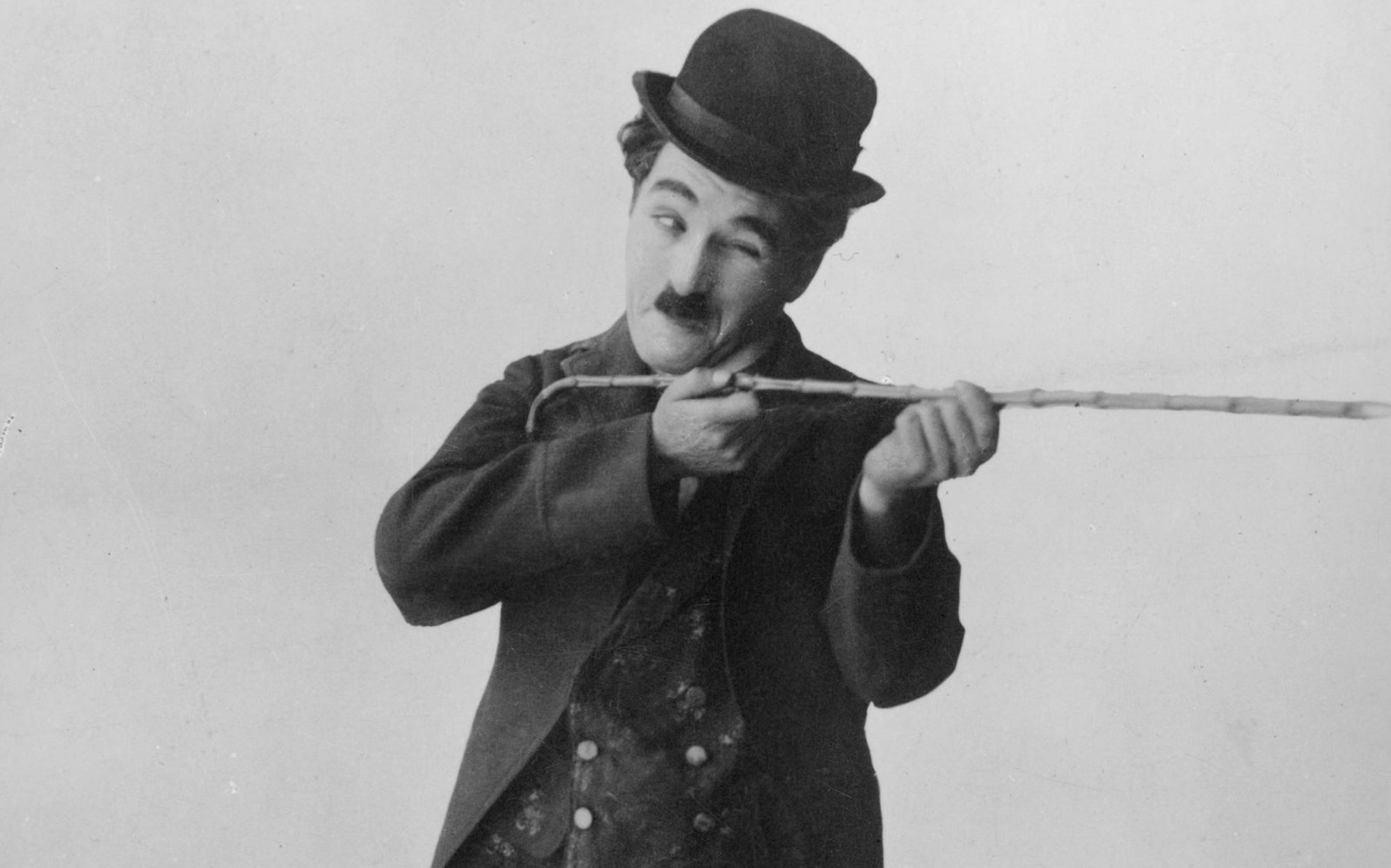 Er war schon als Kind ohne festen Wohnsitz: 1889 in London geboren, verbrachte Charlie Chaplin Teile seiner Kindheit in Arbeitshäusern. Sein Vater war Alkoholiker, seine Mutter lebte mehrere Monate in einer Irrenanstalt. Um Geld zu verdienen, schloss sich der Charlie einer Theatergruppe an - der Beginn einer großen Karriere. (Bild: Edward Gooch Collection/Hulton Archive/Getty Images)