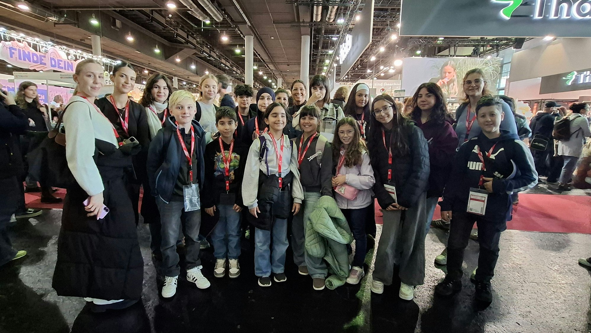 17 Kinder des Megafons Burscheid und sechs Begleiter sind auf der Frankfurter Buchmesse auf die Suche nach einem Verlag für ihre Geschichte „Elas – Wir sind Sternenstaub“ gegangen.