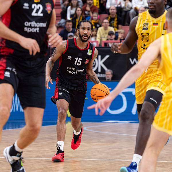 Tigers Tuebingen - Bayer Giants Leverkusen, Herren, 2. Bundesliga, Barmer 2. Basketball Bundesliga, pro A, 3. Spieltag, Spielzeit 2025/2026, 12.10.2025 Donte Nicholas Bayer Giants Leverkusen, 15 mit dem Ball beim Angriff *** Tigers Tuebingen Bayer Giants Leverkusen, Men, 2 Bundesliga, Barmer 2 Basketball Bundesliga, pro A, 3 Spieltag, Spielzeit 2025 2026, 12 10 2025 Donte Nicholas Bayer Giants Leverkusen, 15 with the ball on offense