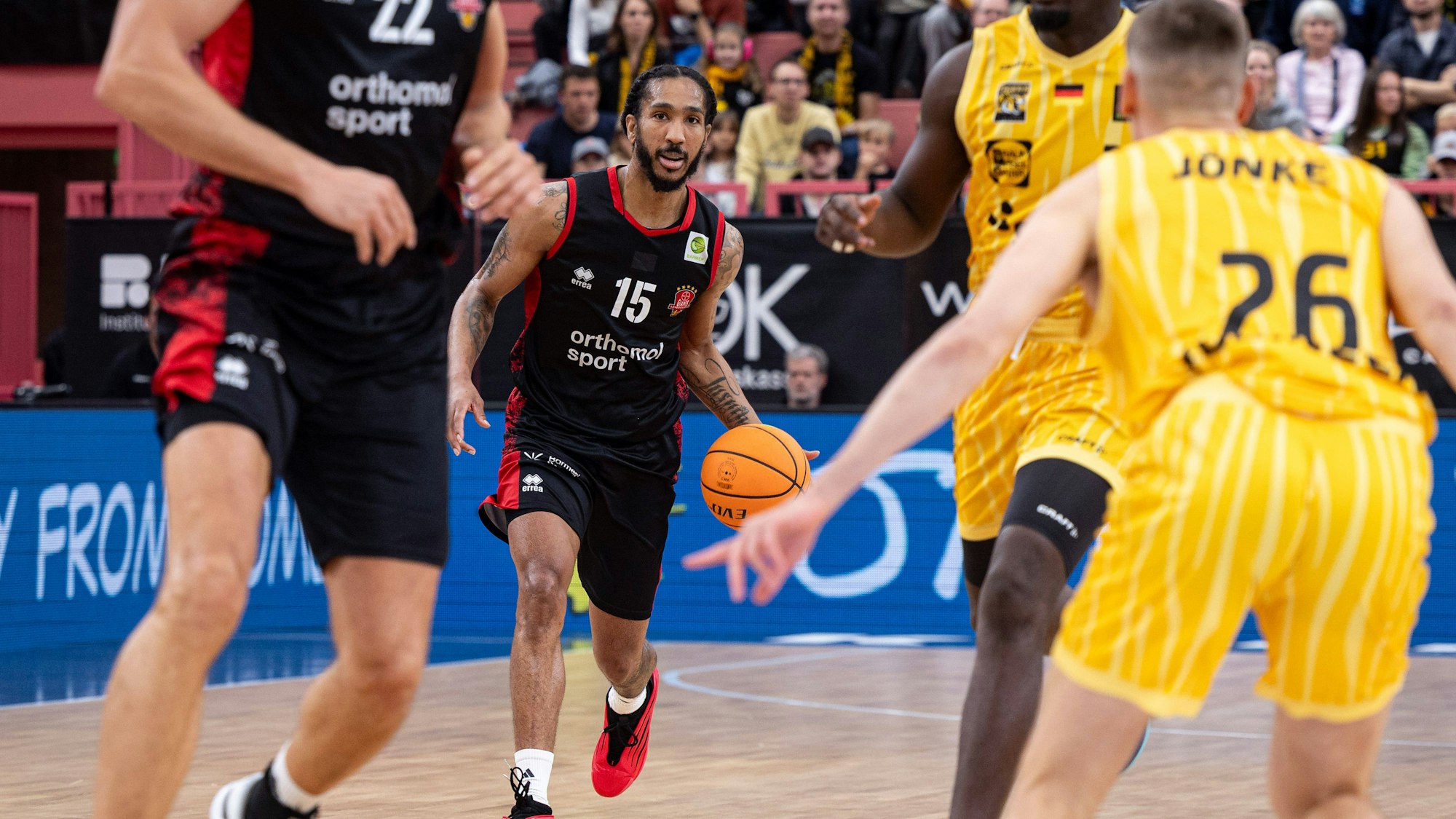 Tigers Tuebingen - Bayer Giants Leverkusen, Herren, 2. Bundesliga, Barmer 2. Basketball Bundesliga, pro A, 3. Spieltag, Spielzeit 2025/2026, 12.10.2025 Donte Nicholas Bayer Giants Leverkusen, 15 mit dem Ball beim Angriff *** Tigers Tuebingen Bayer Giants Leverkusen, Men, 2 Bundesliga, Barmer 2 Basketball Bundesliga, pro A, 3 Spieltag, Spielzeit 2025 2026, 12 10 2025 Donte Nicholas Bayer Giants Leverkusen, 15 with the ball on offense