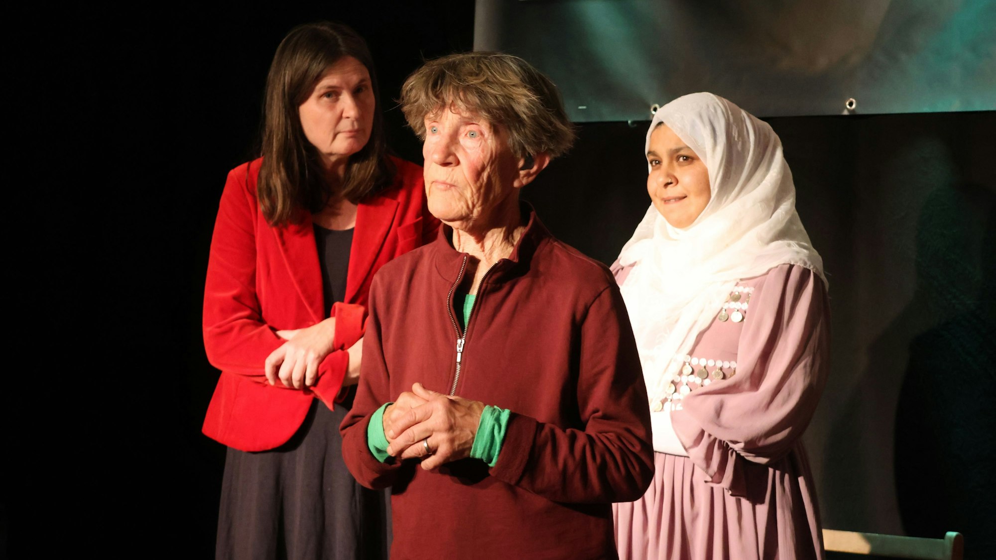 Heike Bänsch, Kristin Kunze und Fouzia Yousufi stehen auf einer Bühne.