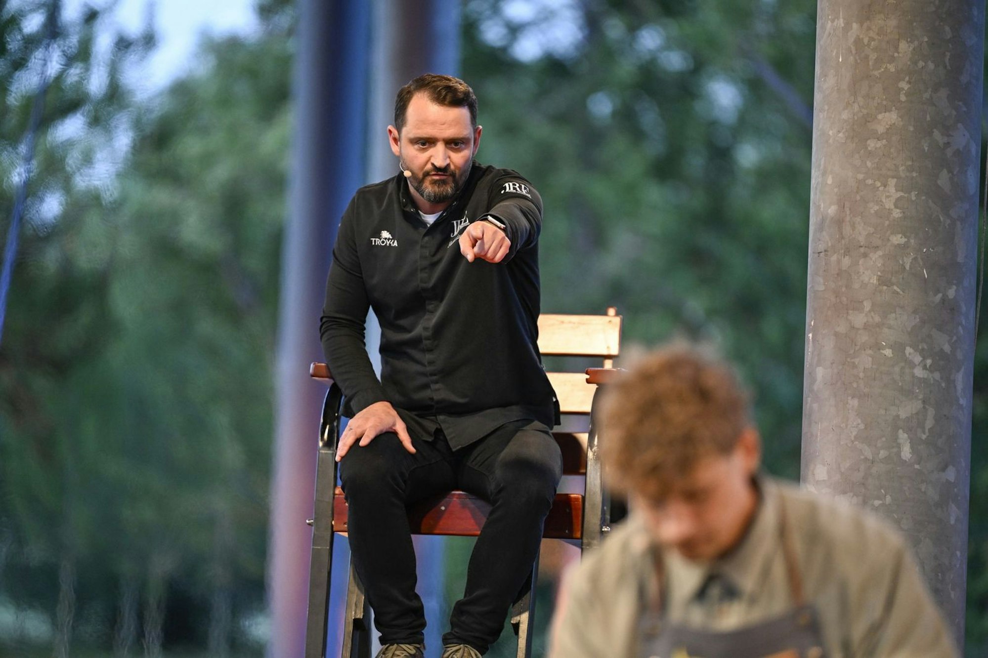 Sogar Koch-Coach Alexander Wulf findet die Aufgabe äußerst anspruchsvoll. Er unterstützt Bendzko und treibt ihn an: „Gas, Gas, Gas, go, go, go!“ (Bild: RTL/Markus Hertrich)