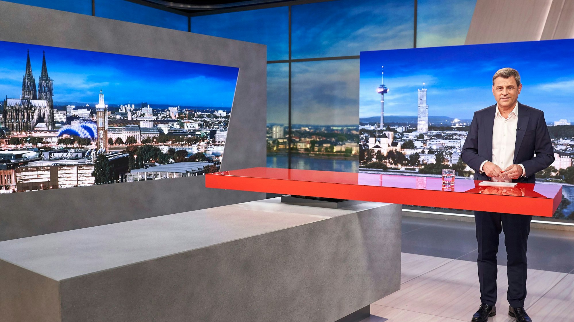 Blick auf einen Moderator in einem Fernsehstudio.