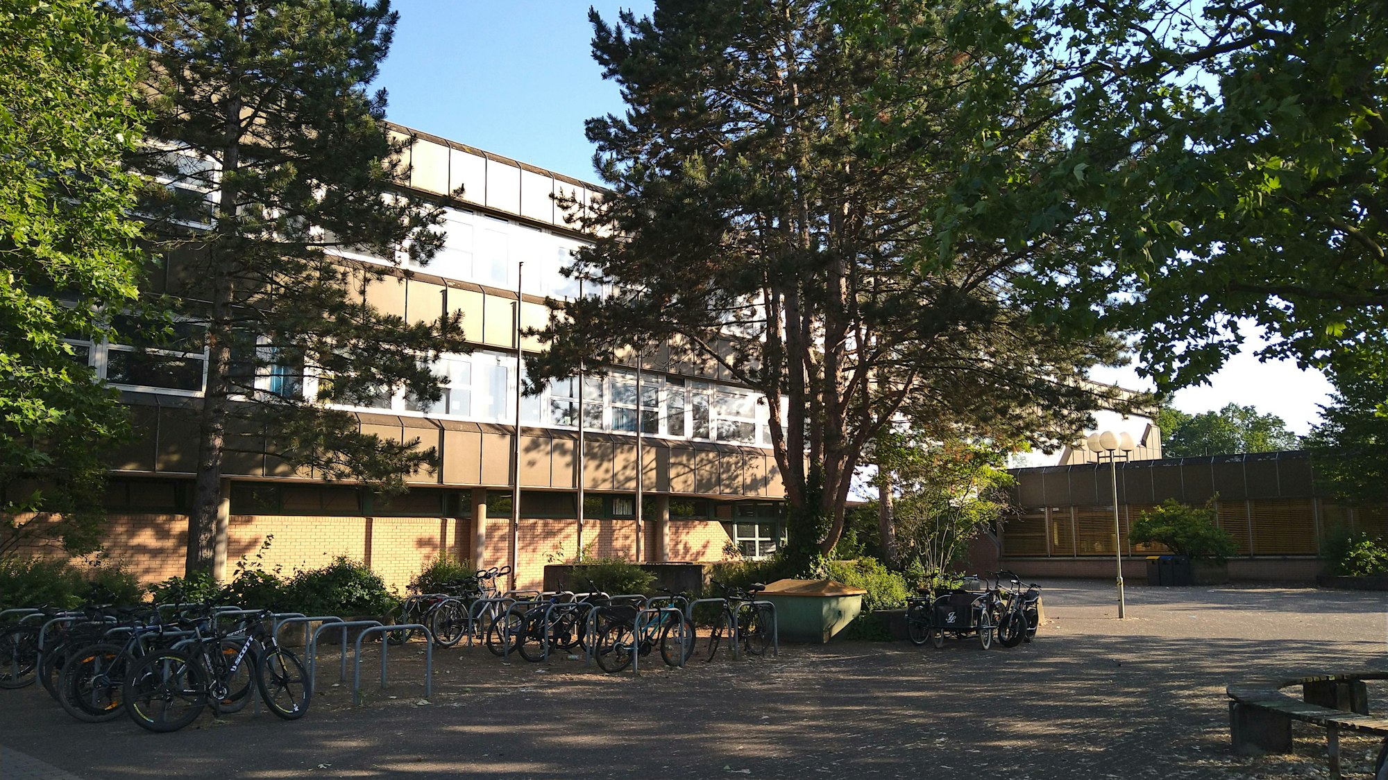 Das Heinrich-Mann-Gymnasium wurde vor zwar 50 Jahren gegründet, das heutige Schulgebäude wurde allerdings erst 1979 fertiggestellt.