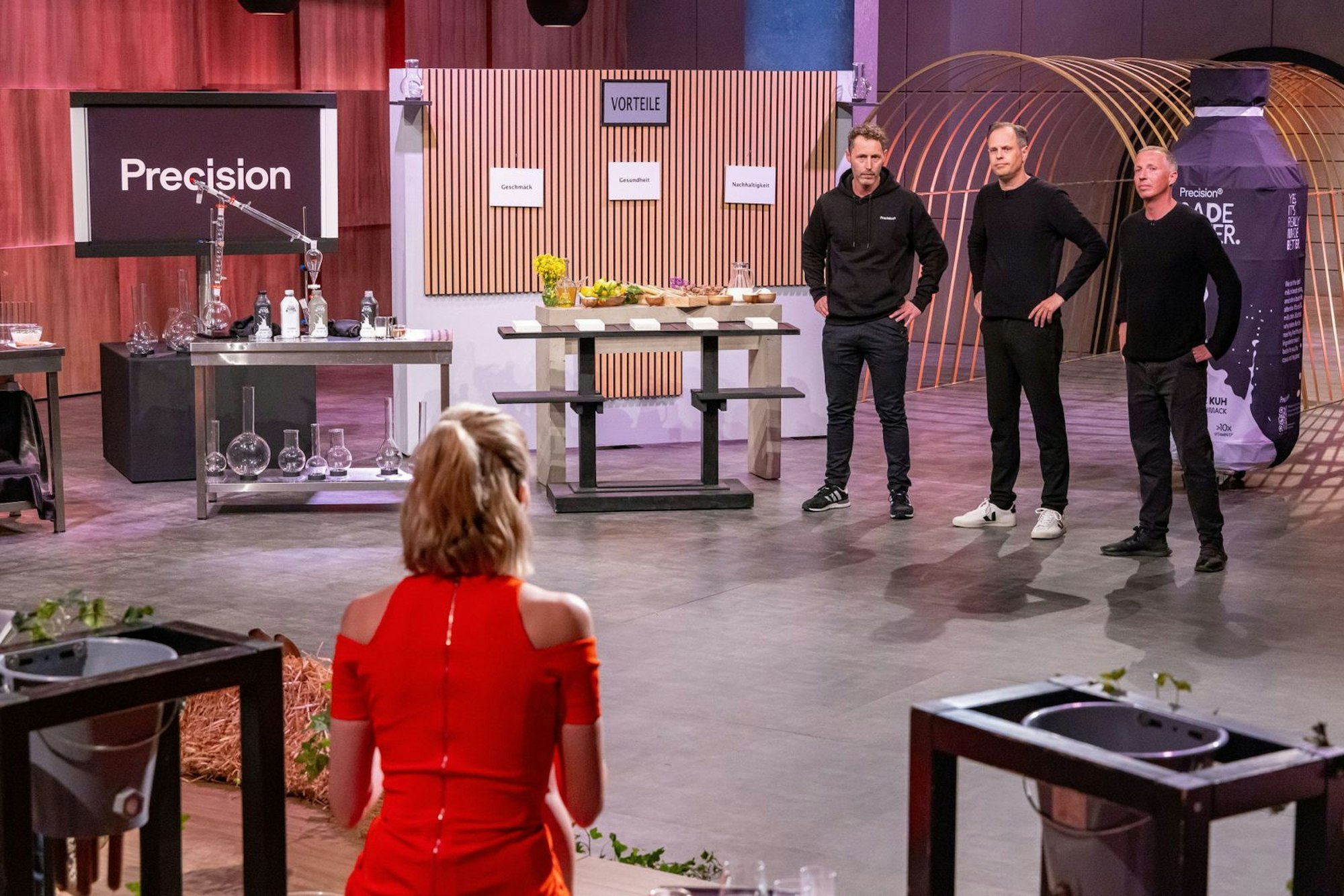 Milch aus dem High-Tech-Labor: Das Gründer-Trio von „Precision“ stellte eine clevere Alternative zu Kuhmilch vor, musste aber hart verhandeln. (Bild: RTL / Bernd-Michael Maurer )