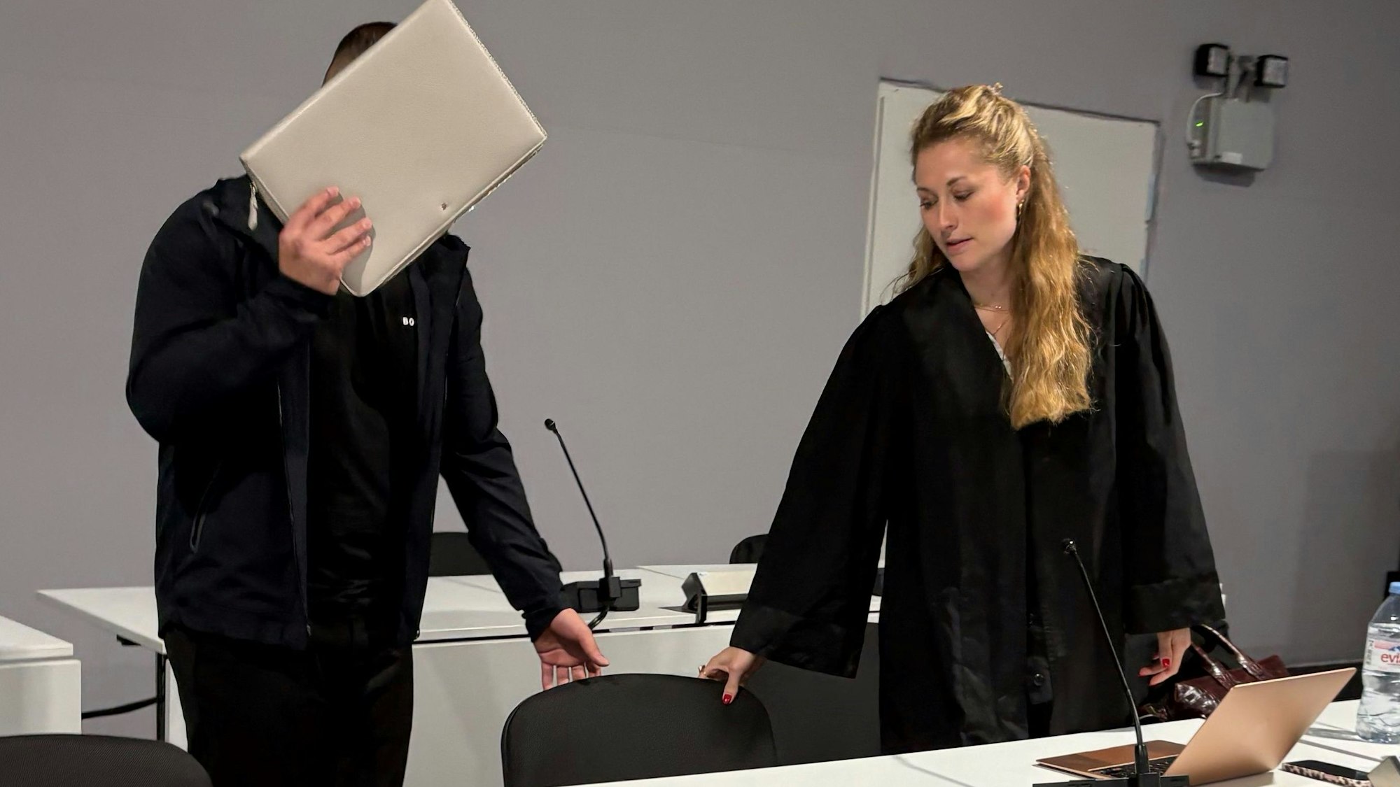 Der Beschuldigte mit seiner Verteidigerin Pina Klara beim Prozess im Kölner Amtsgericht