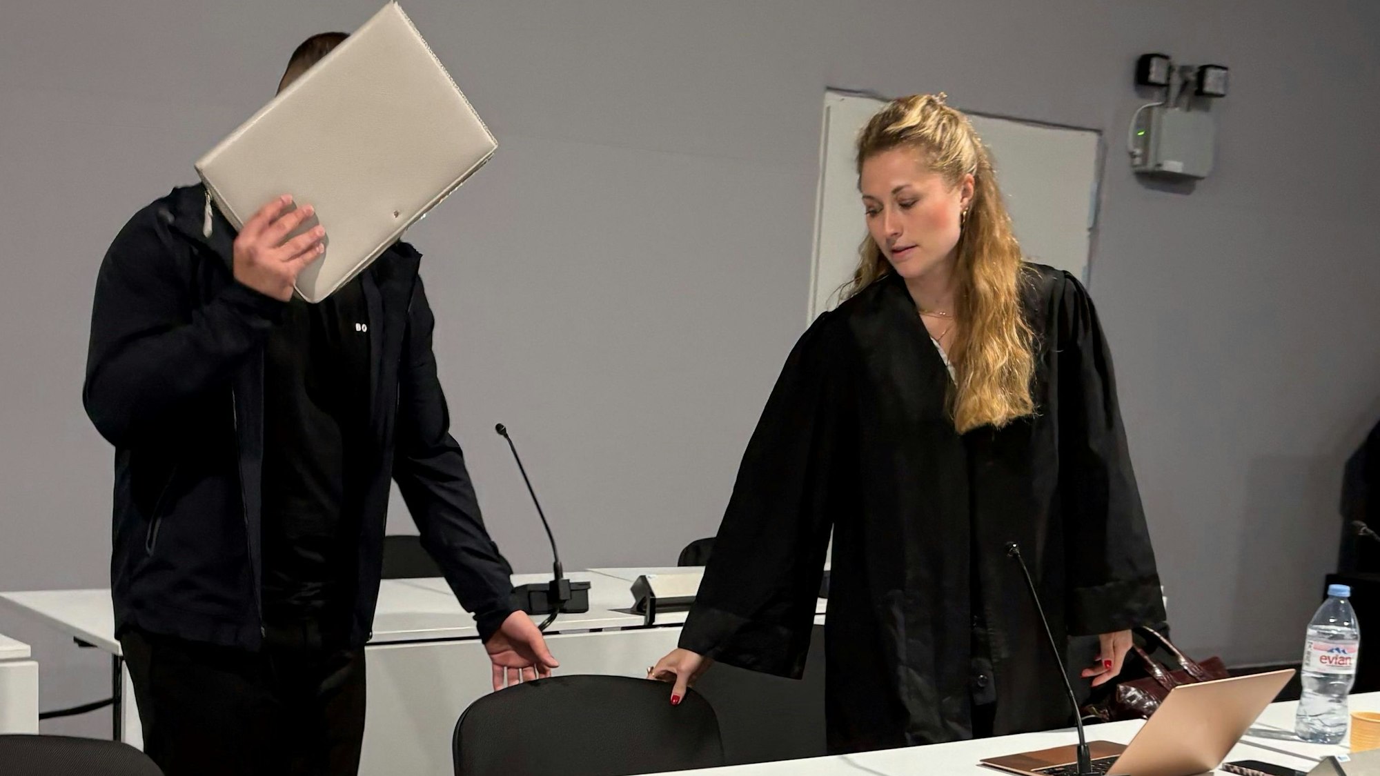 Der Beschuldigte mit seiner Verteidigerin Pina Klara beim Prozess im Kölner Amtsgericht