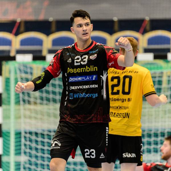 Nikola Roganovic reckt die Faust nach einer gelungenen Aktion.
