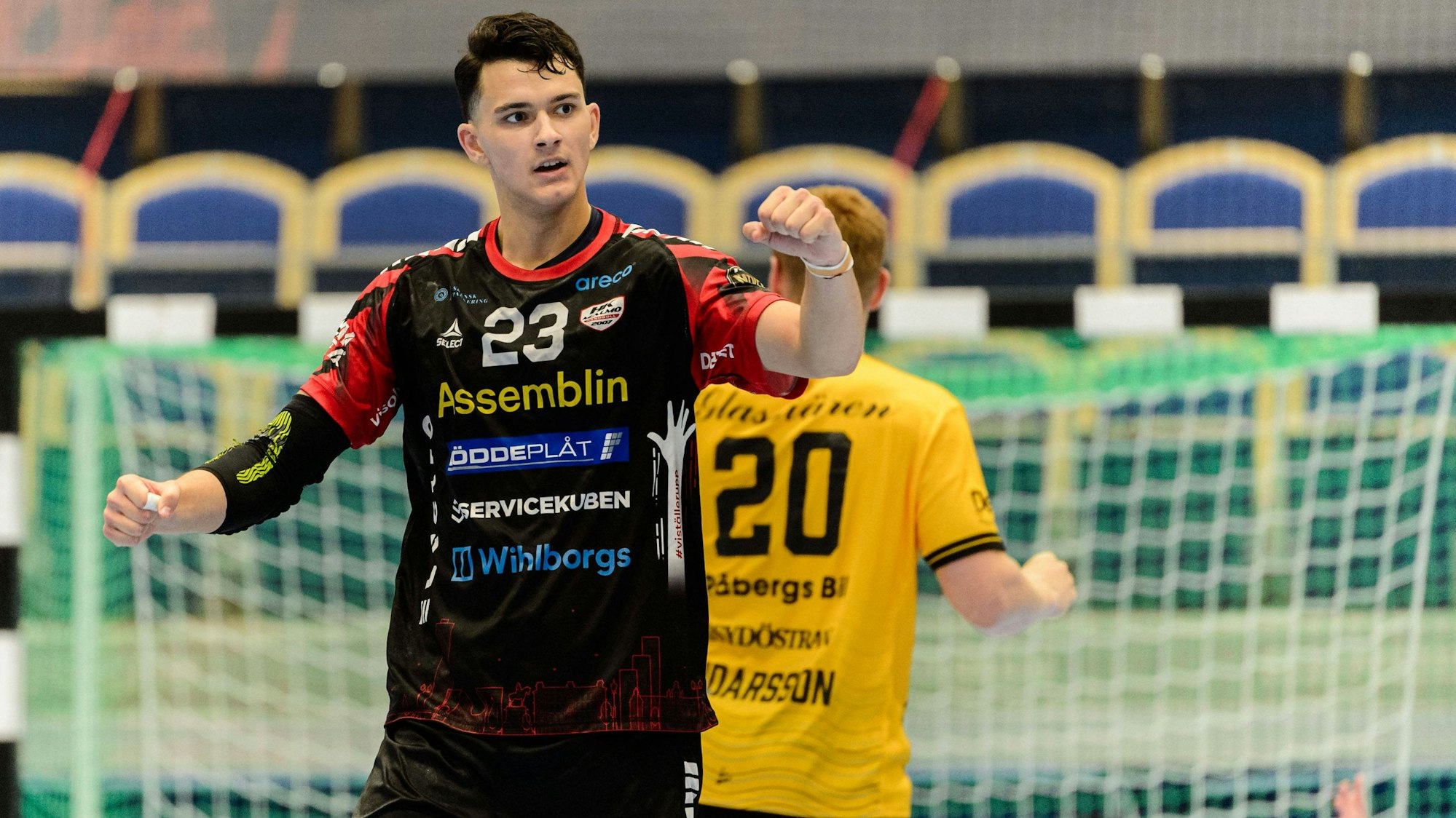 Nikola Roganovic reckt die Faust nach einer gelungenen Aktion.