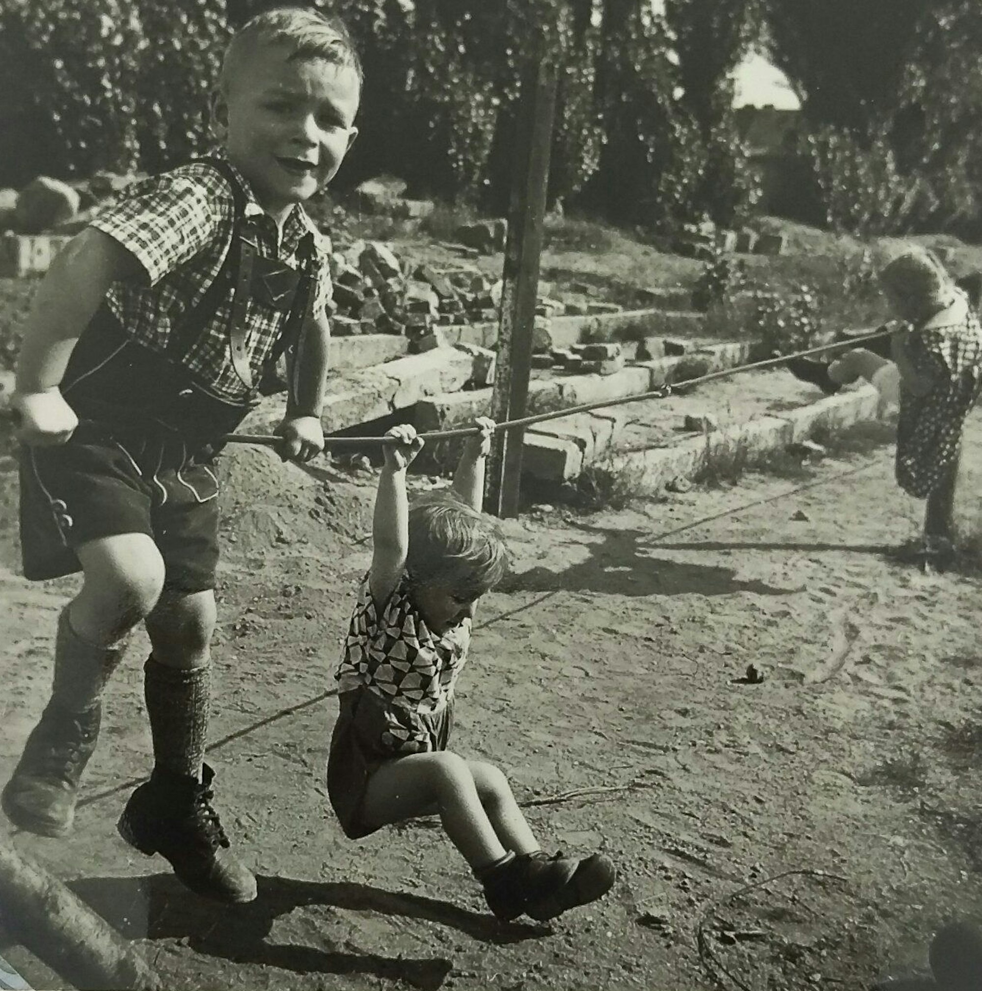 Spielen am Sonntag auf der Fußball „Tribüne“ von Vingst 05 in Höhenberg an der Schwarzburger Straße um 1952. Der Platz ist trotz Zerstörung ein wunderbares Turnparadies. Spielplätze gab's ja noch nicht.