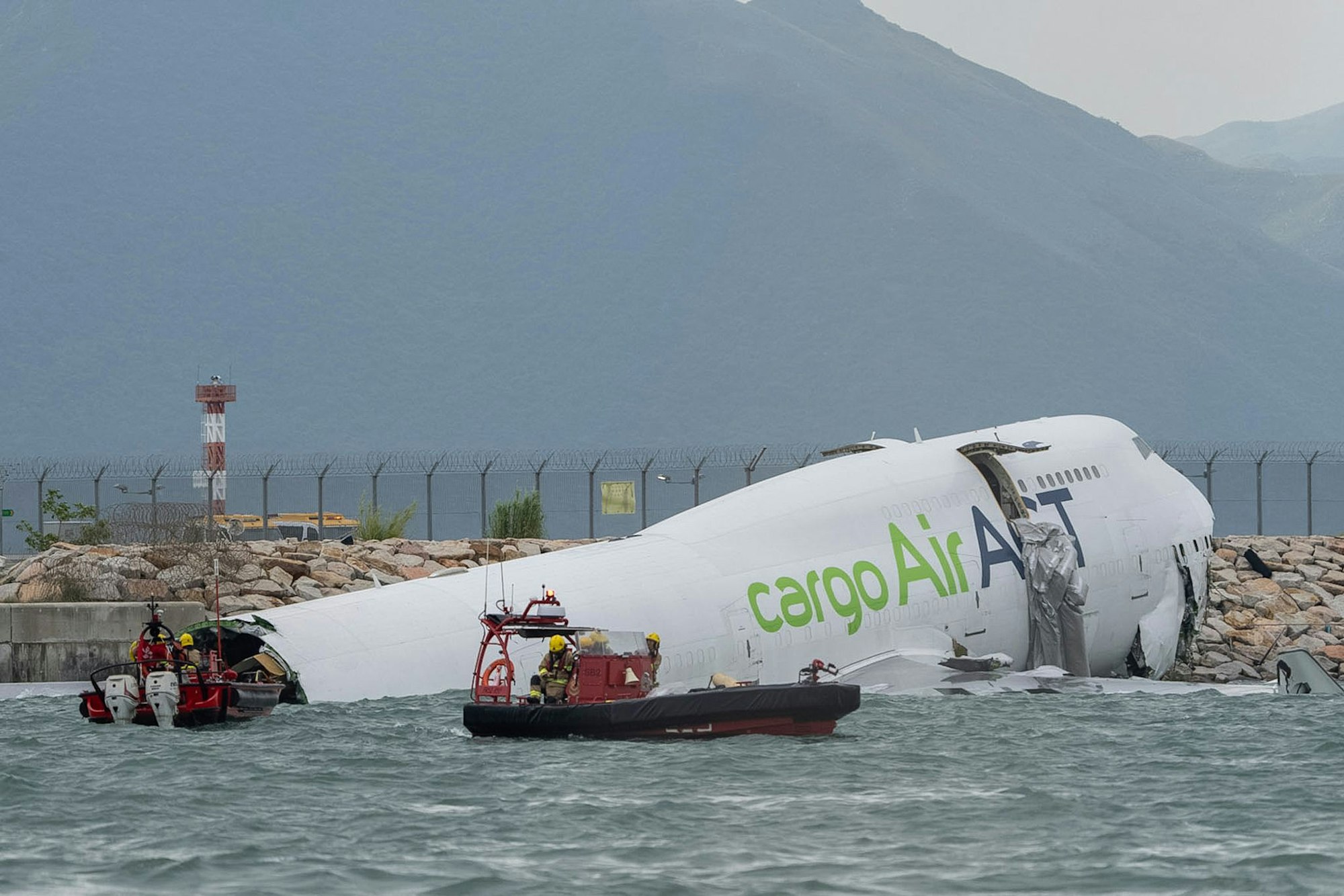Die Frachtmaschine rutschte über die Landebahn hinaus ins Wasser.
