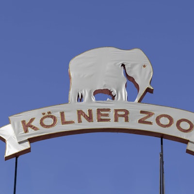 Schild des Kölner Zoos mit einem Elefanten als Logo