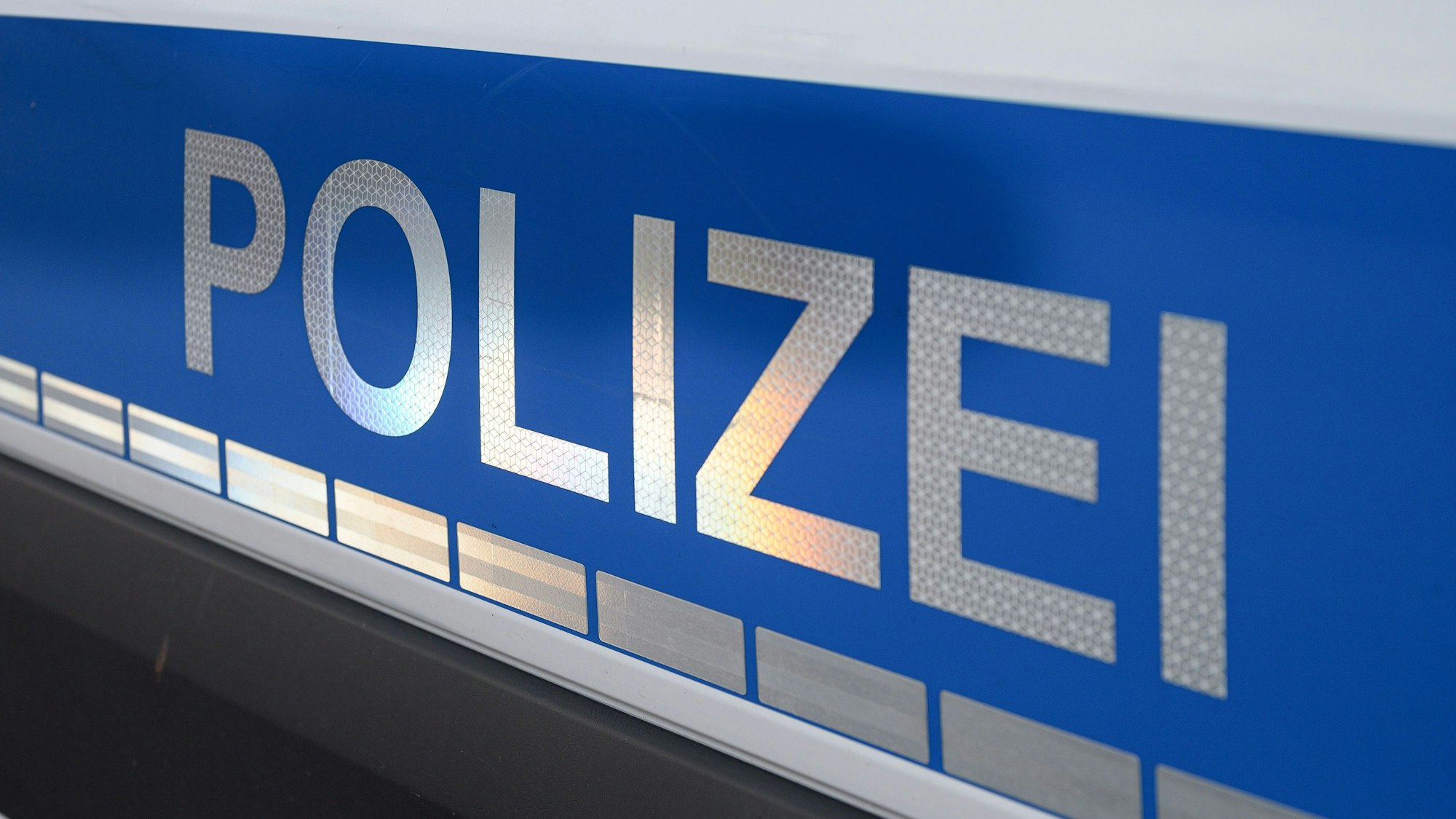 Die Polizei Rhein-Berg bittet um Hinweise.