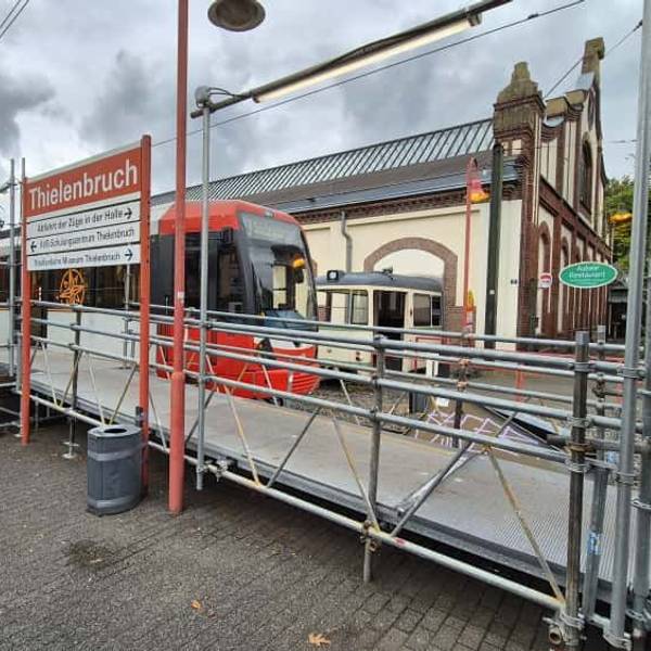 Die Haltestelle Thielenbruch mit dem Straßenbahnmuseum ist zu sehen.