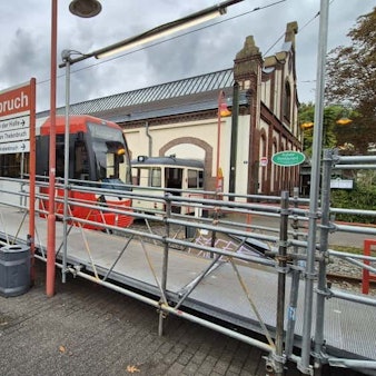 Die Haltestelle Thielenbruch mit dem Straßenbahnmuseum ist zu sehen.