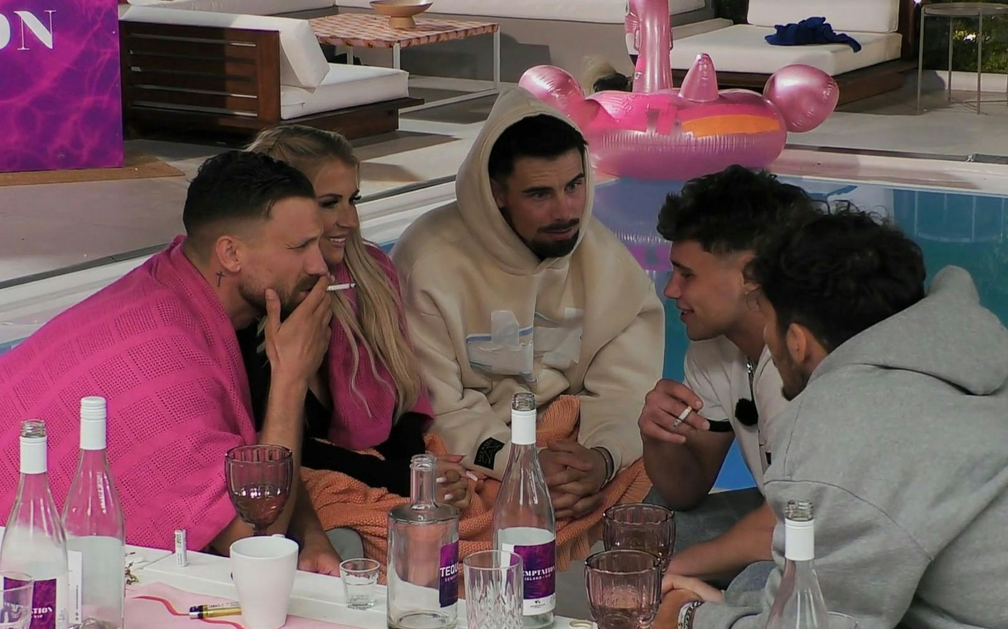 Melissa (2.v.l.) erzählt den Verführern von ihrem und Marwins Intimleben.  (Bild: RTL/ Screenshot)