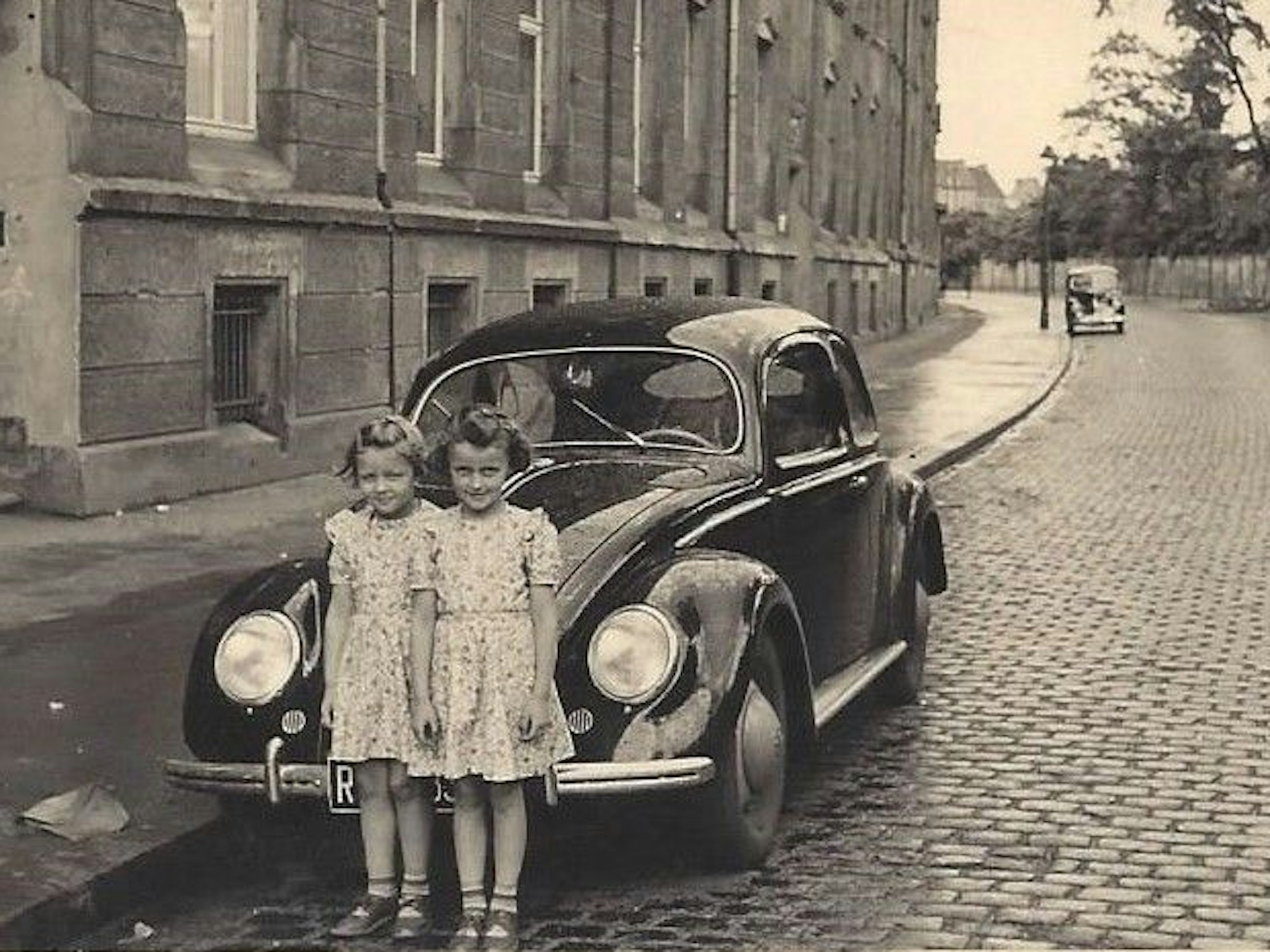 Margot Hagmann mit ihrer Schwester Ellen (re.) bei einem Besuch der Tante. Die Kleider, die die Mädchen trugen, hatte die Mutter genäht.